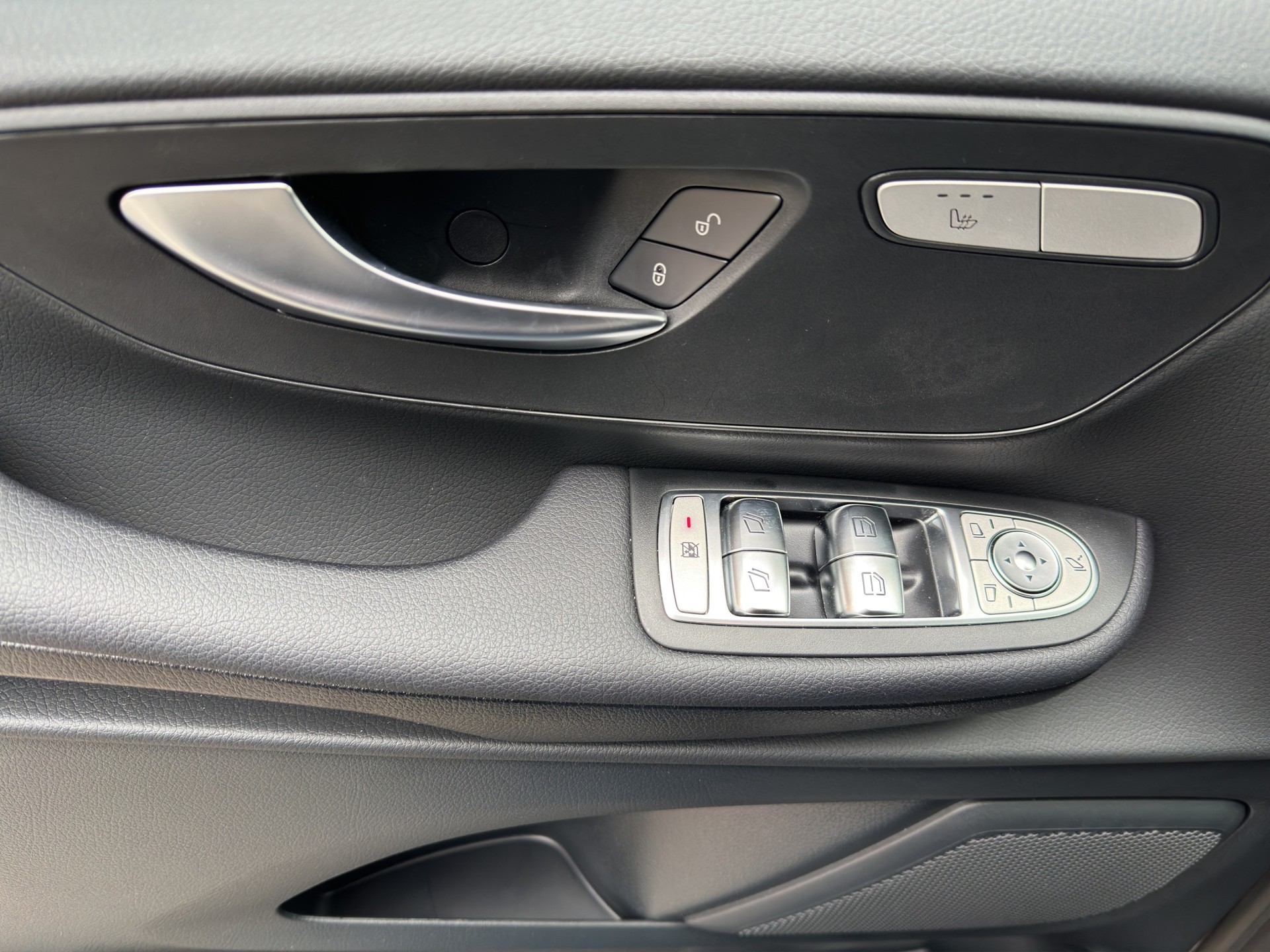 MERCEDES-BENZ V 250 d lang 7Pl. Night 9G-Tronic-image-9