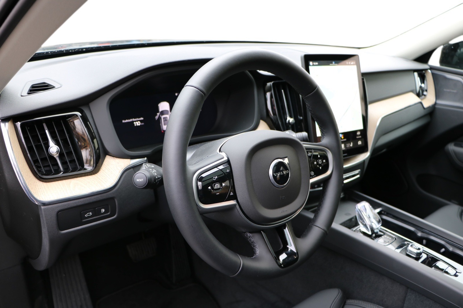 VOLVO XC60 T6 eAWD PluginHybrid Plus Dark Geartronic-image-11