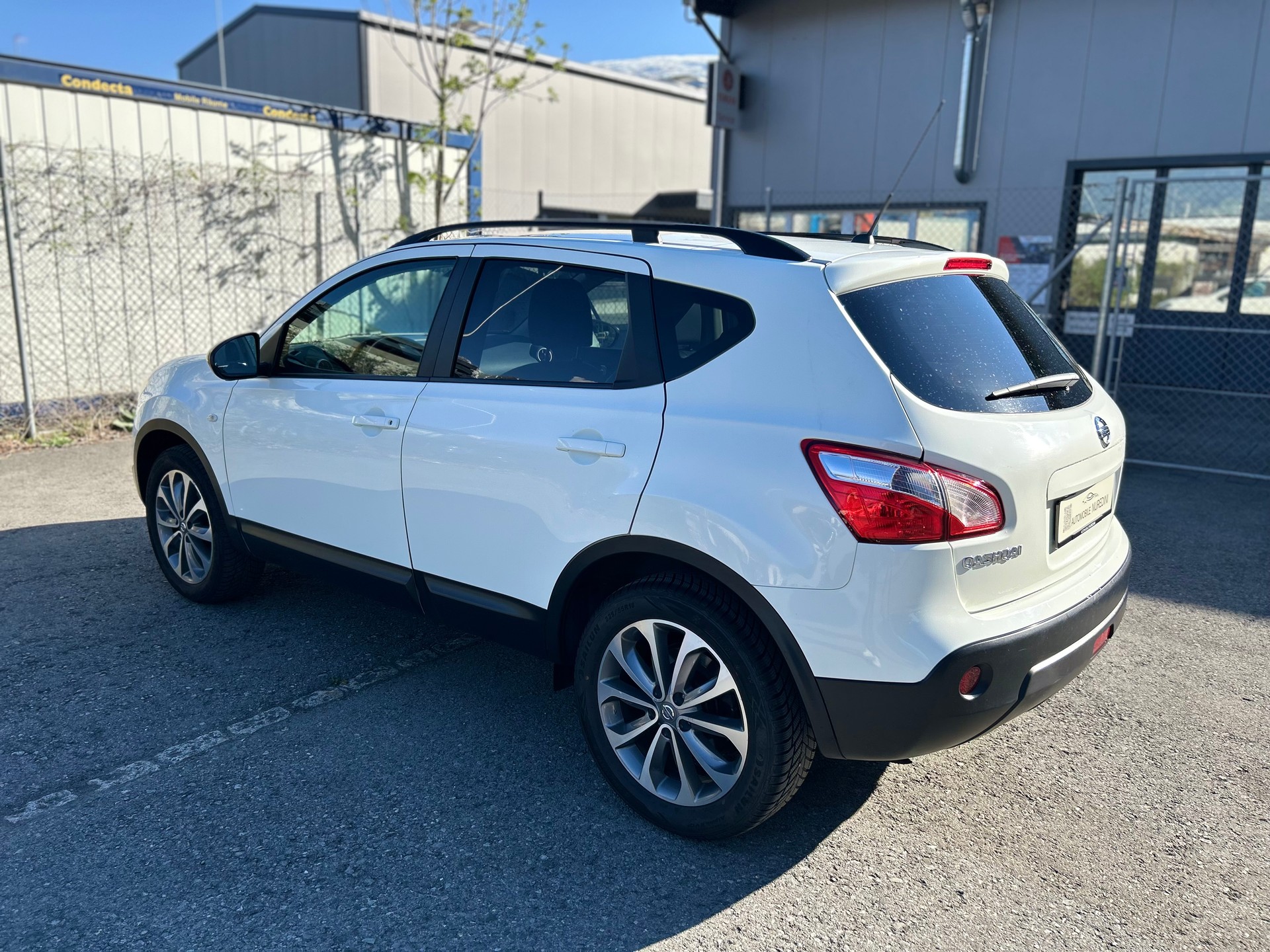 NISSAN Qashqai 2.0 dCi 4WD 360 Automatic-image-3