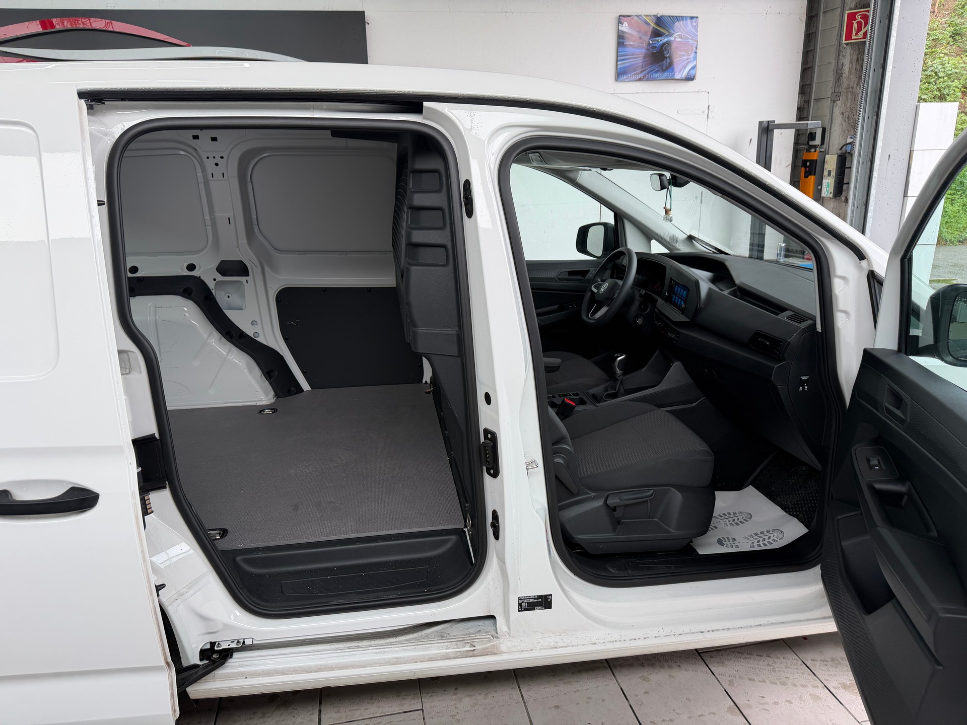 VW Caddy Cargo 1.5 TSI Entry-image-2