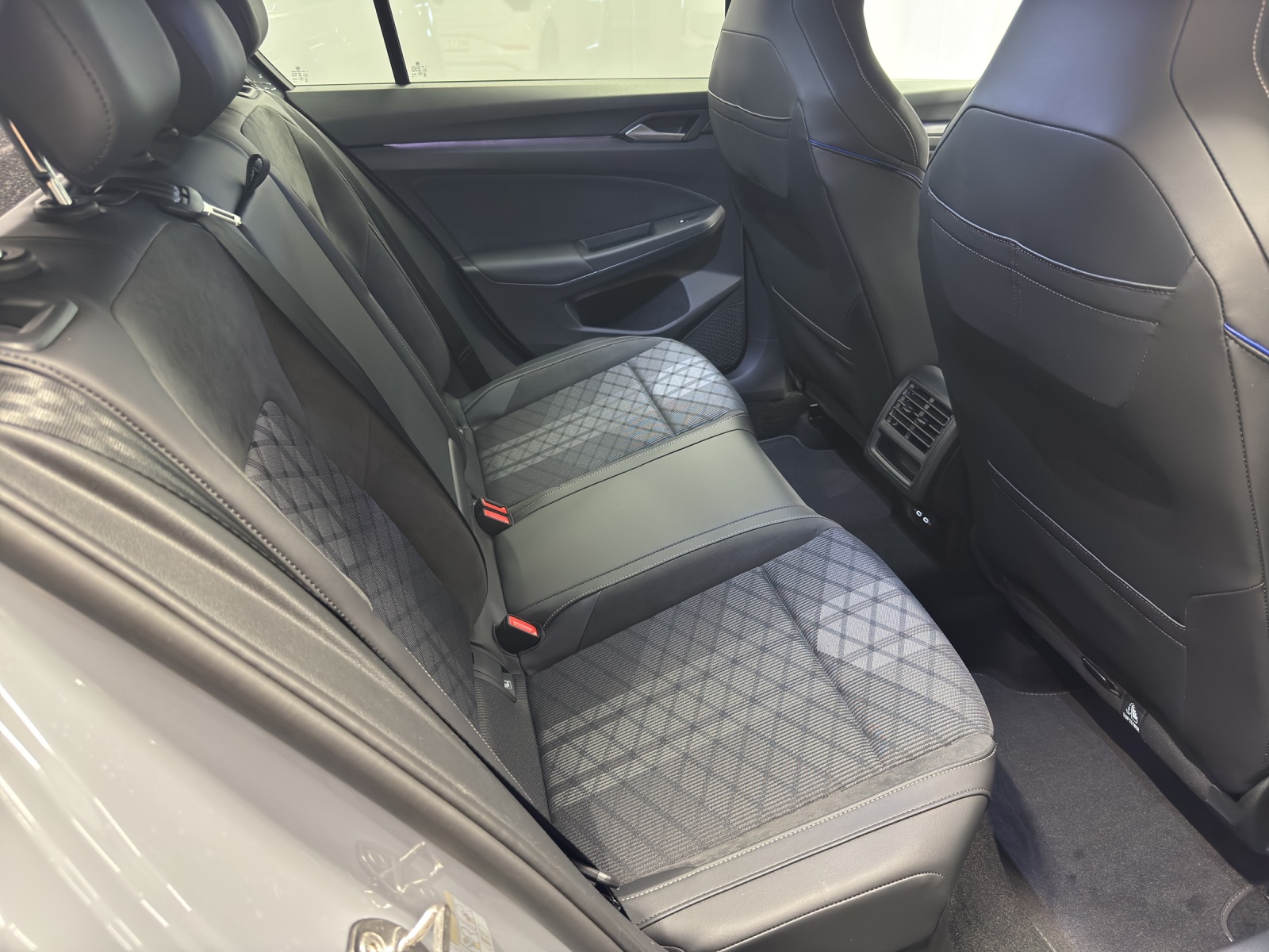 VW Golf VIII 1.5 eTSI R-Line DSG-image-9