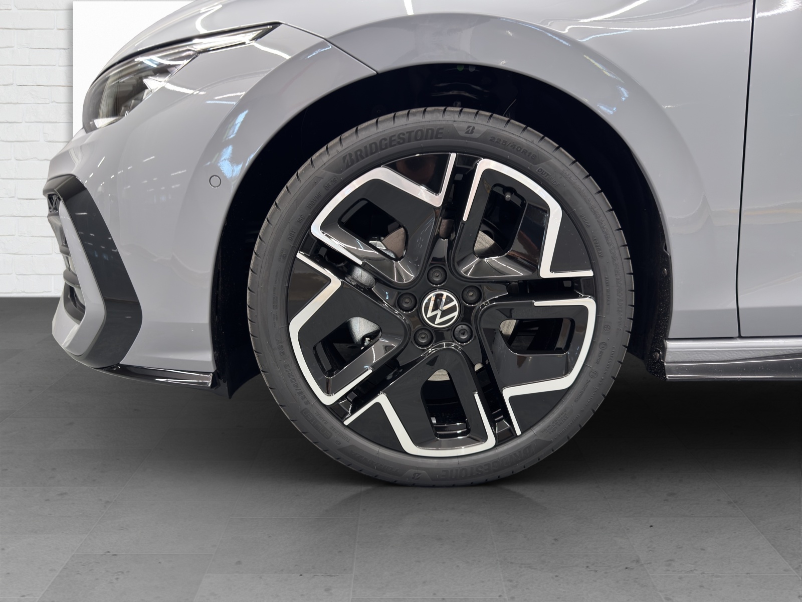 VW Golf VIII 1.5 eTSI R-Line DSG-image-5