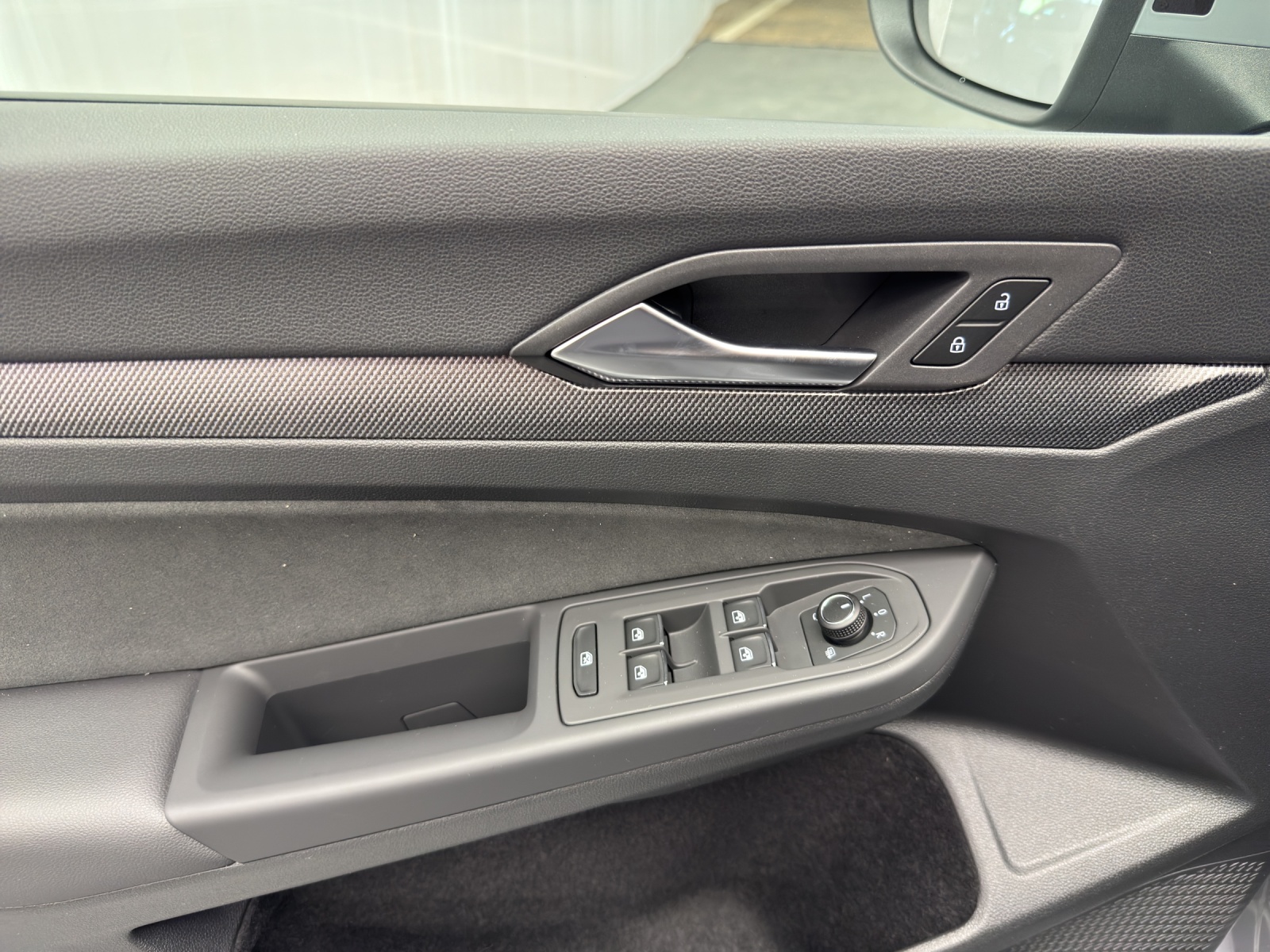 VW Golf VIII 1.5 eTSI R-Line DSG-image-11