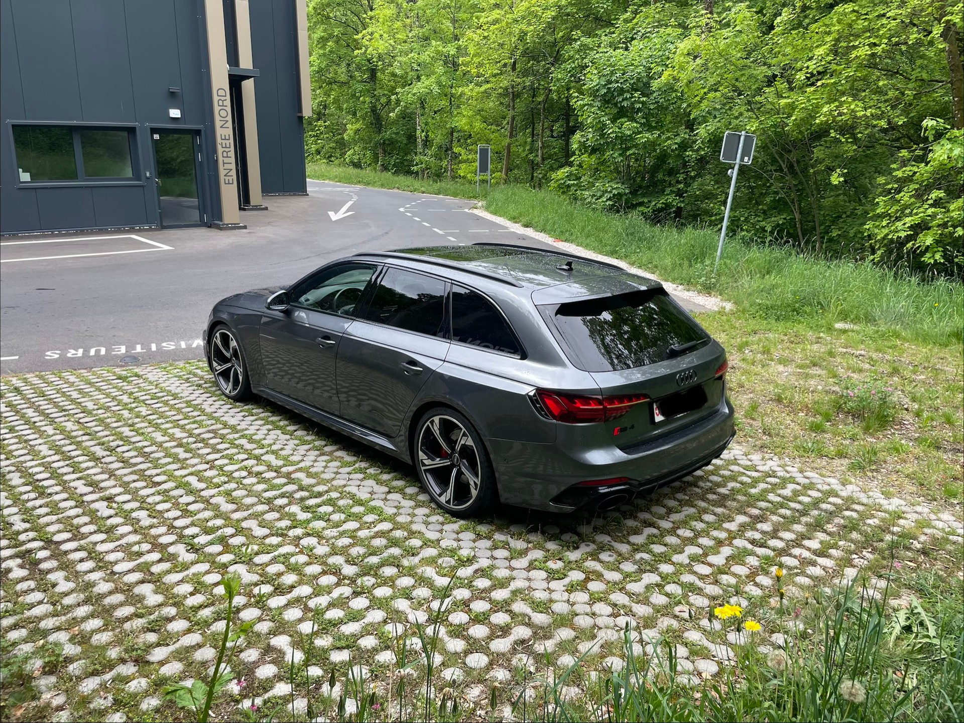 AUDI RS4-image-1