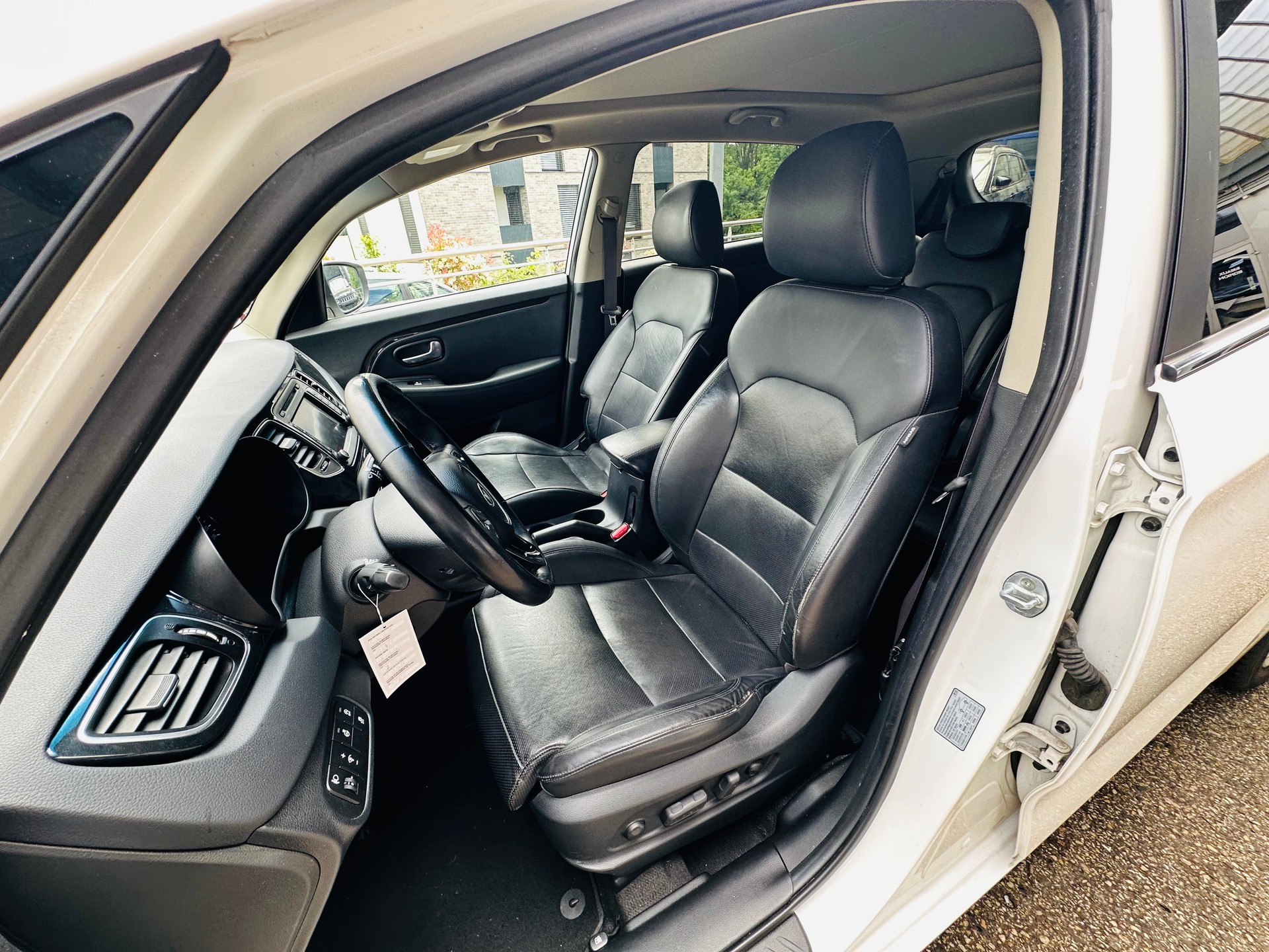 KIA Carens 1.7 CRDi Swiss Eco Edition-image-10