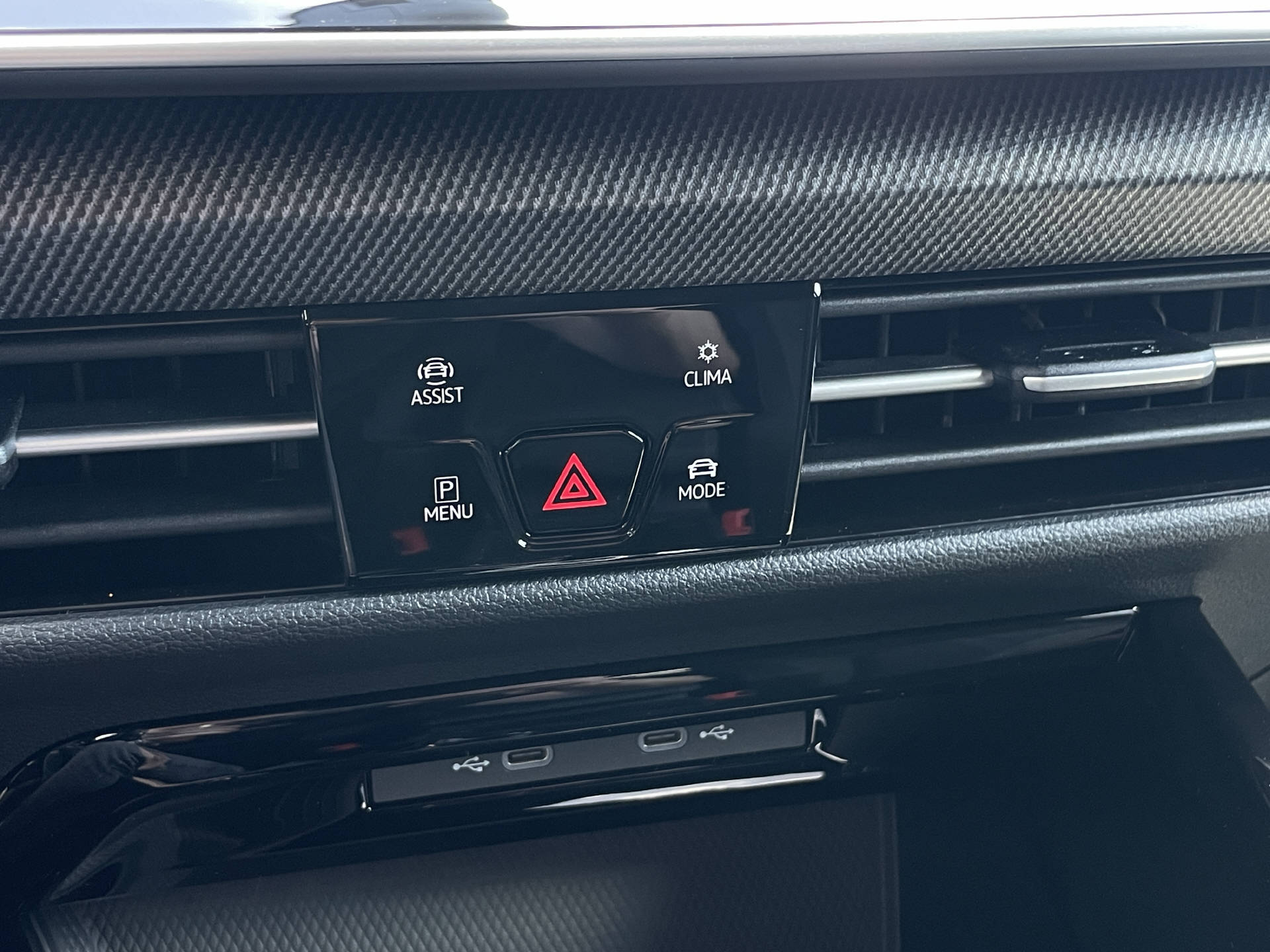 VW Golf VIII 2.0 TSI R-Line DSG 4motion-image-17