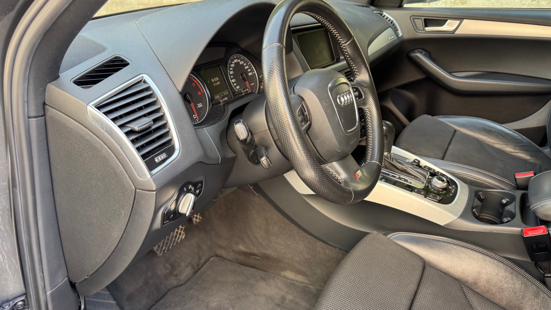 AUDI Q5 2.0 TFSI quattro S-tronic-image-10