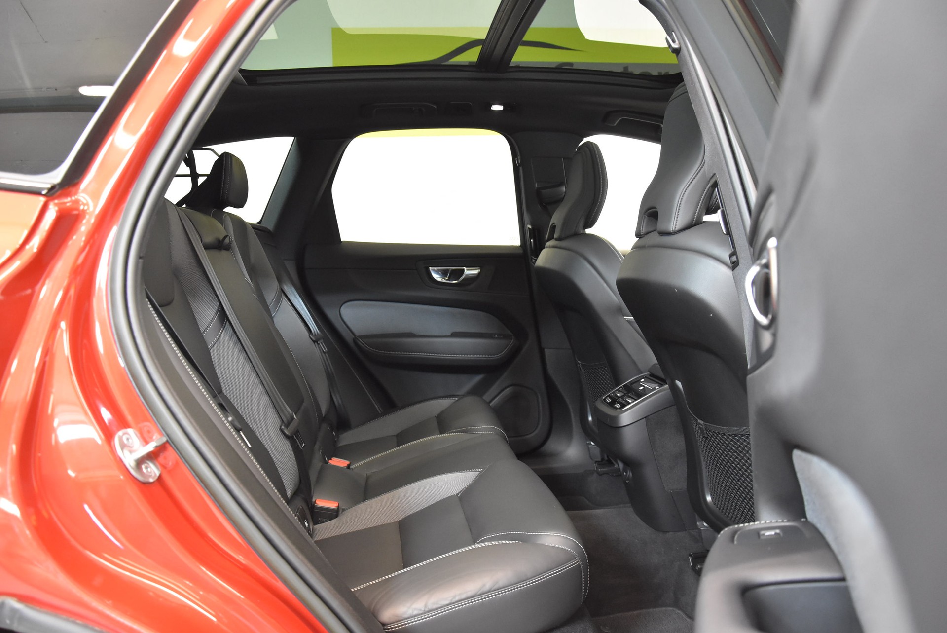 VOLVO XC60 B4 Diesel Mild Hybrid AWD Ultimate Dark Geartronic-image-6