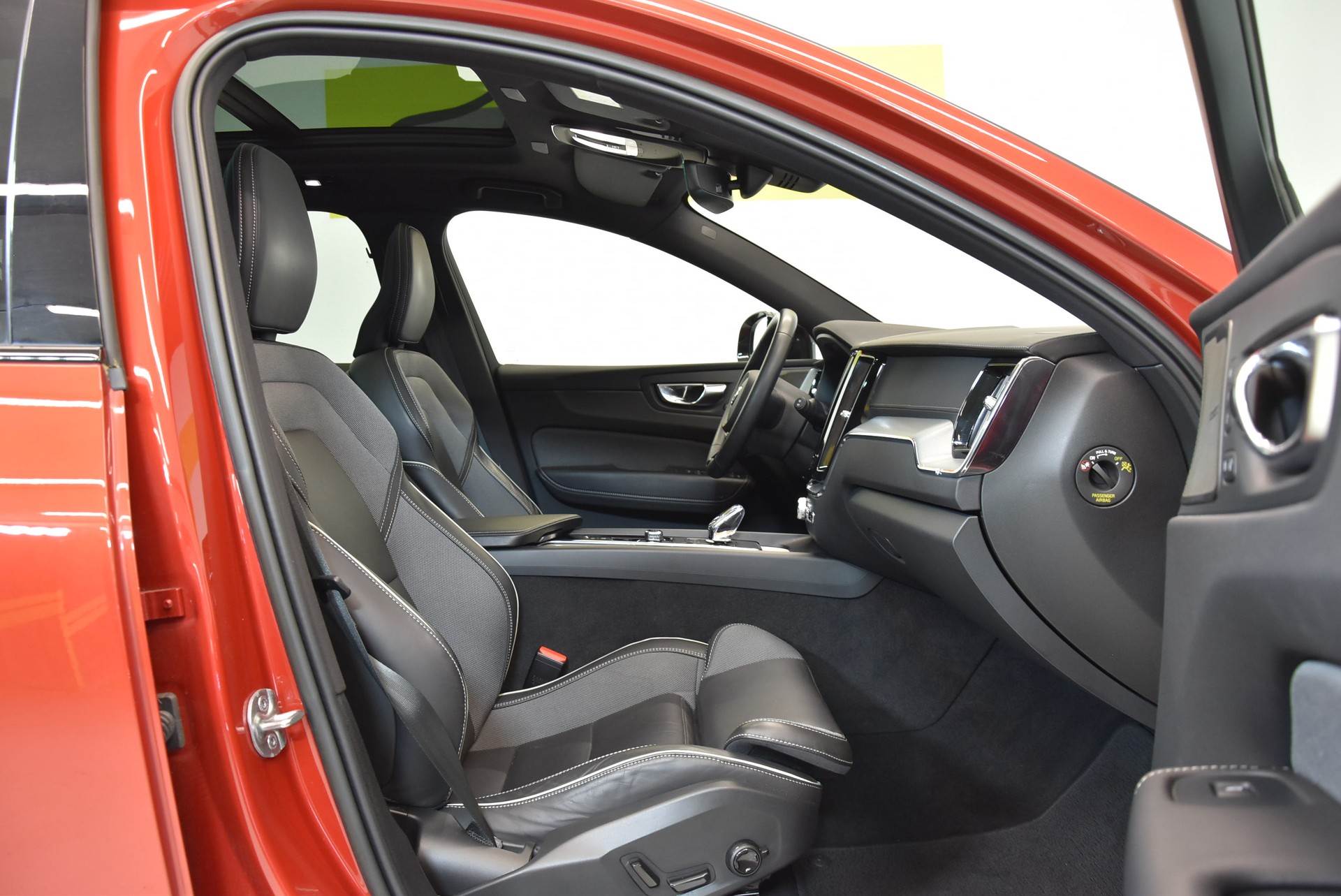 VOLVO XC60 B4 Diesel Mild Hybrid AWD Ultimate Dark Geartronic-image-3