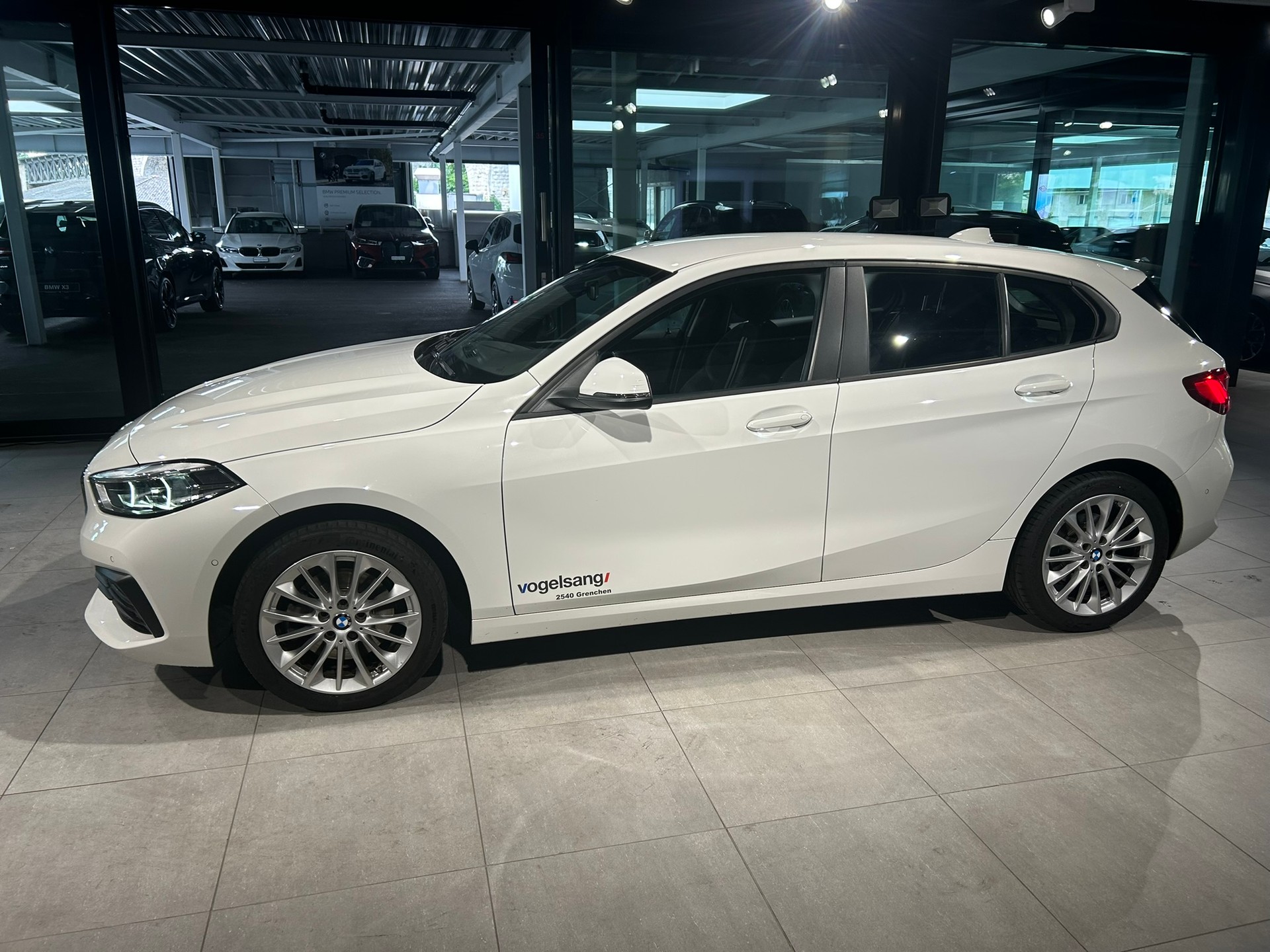 BMW 118i Essential Edition Steptronic-image-5