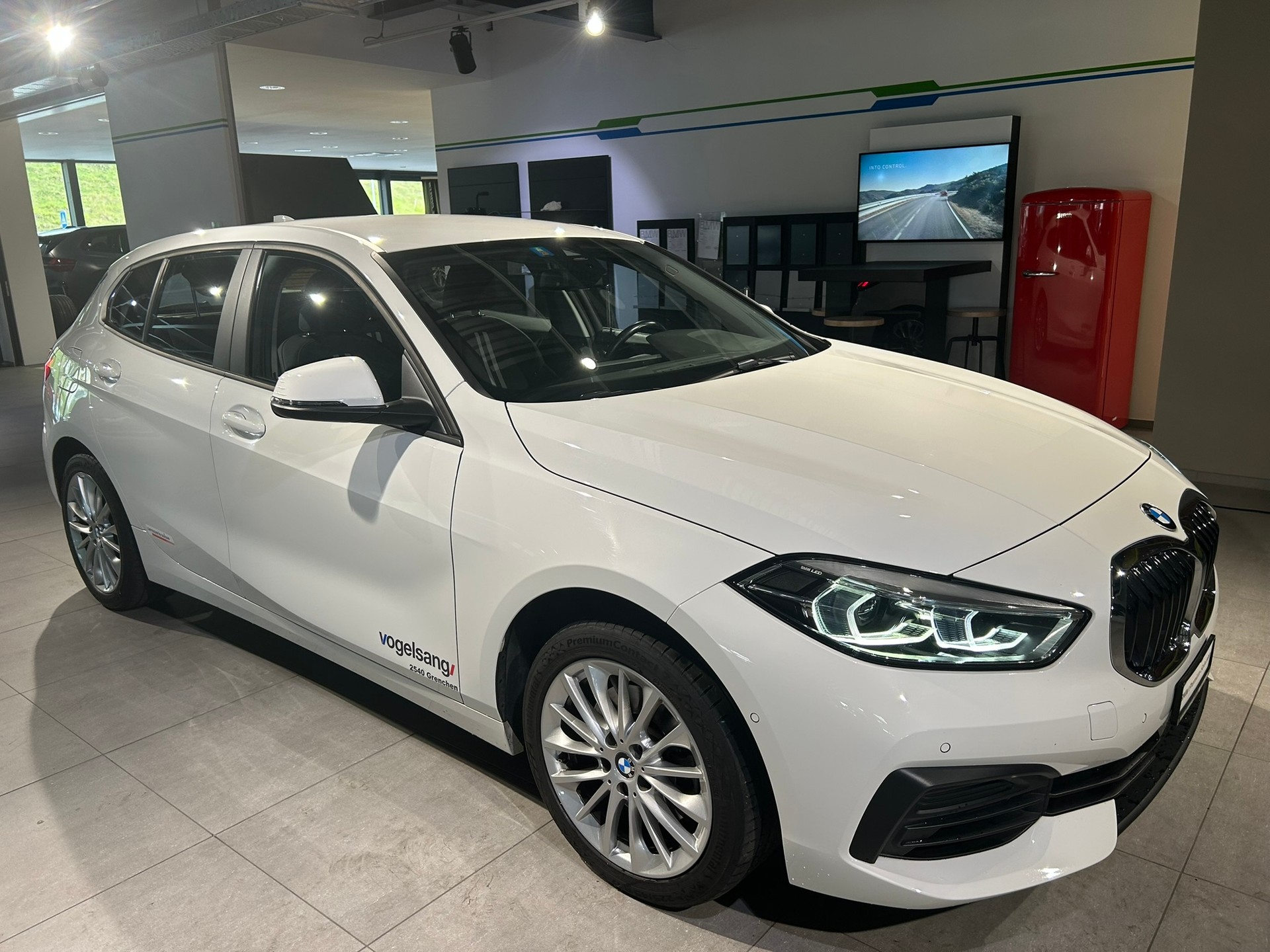 BMW 118i Essential Edition Steptronic-image-3