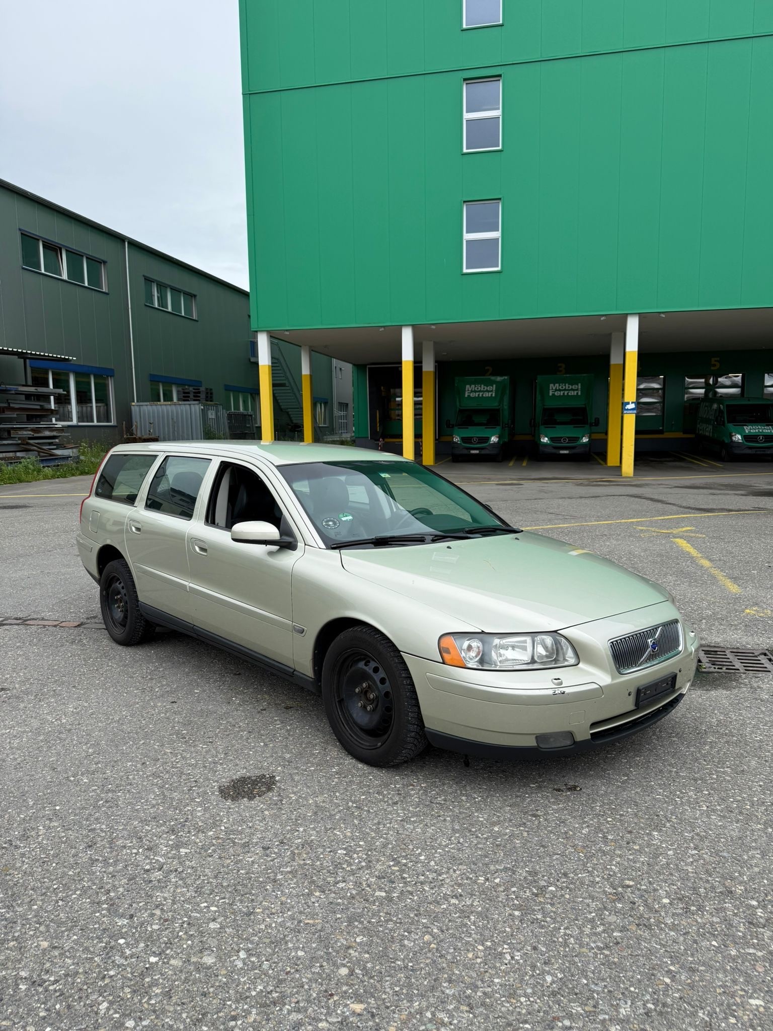 VOLVO V70 2.4-image-0