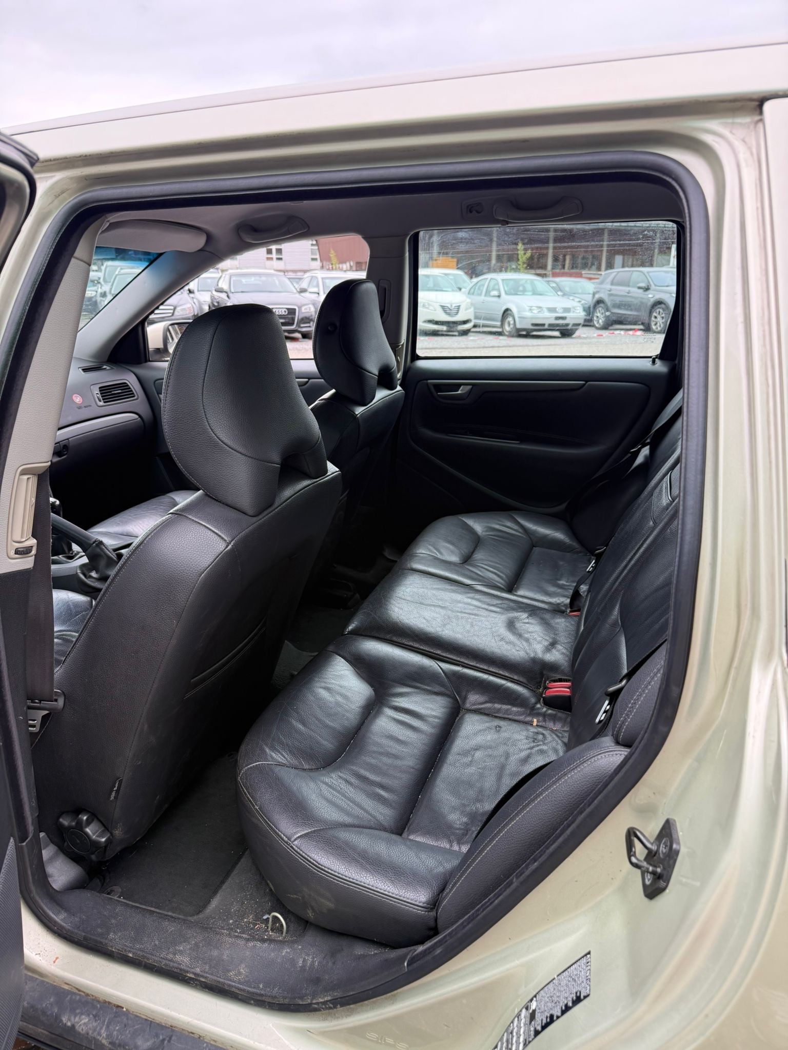 VOLVO V70 2.4-image-10
