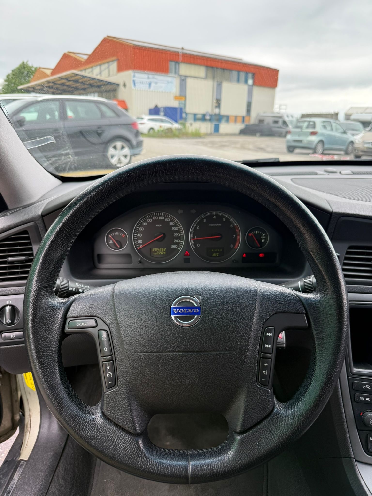 VOLVO V70 2.4-image-12