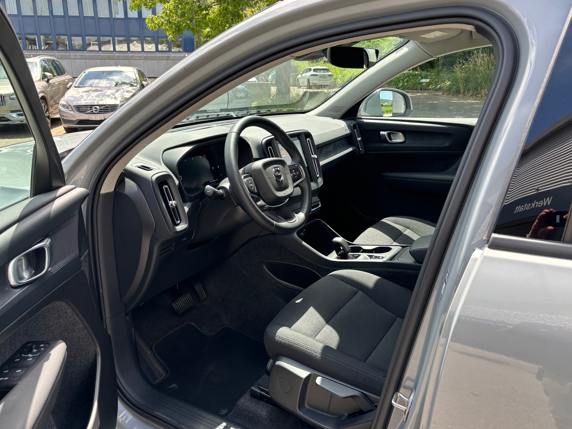 VOLVO XC40 2.0 B3 MH Essential-image-2