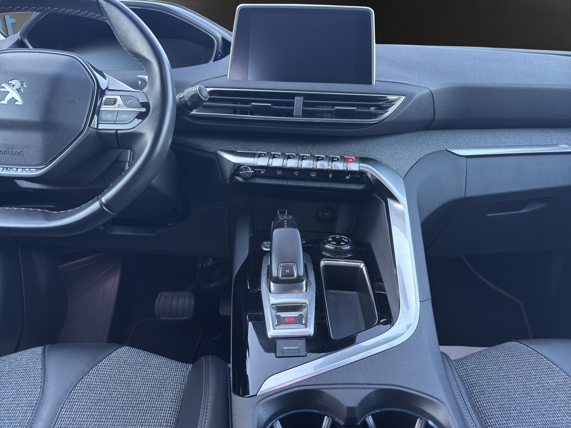 PEUGEOT 3008 1.2 PureTech Business Line EAT-image-9