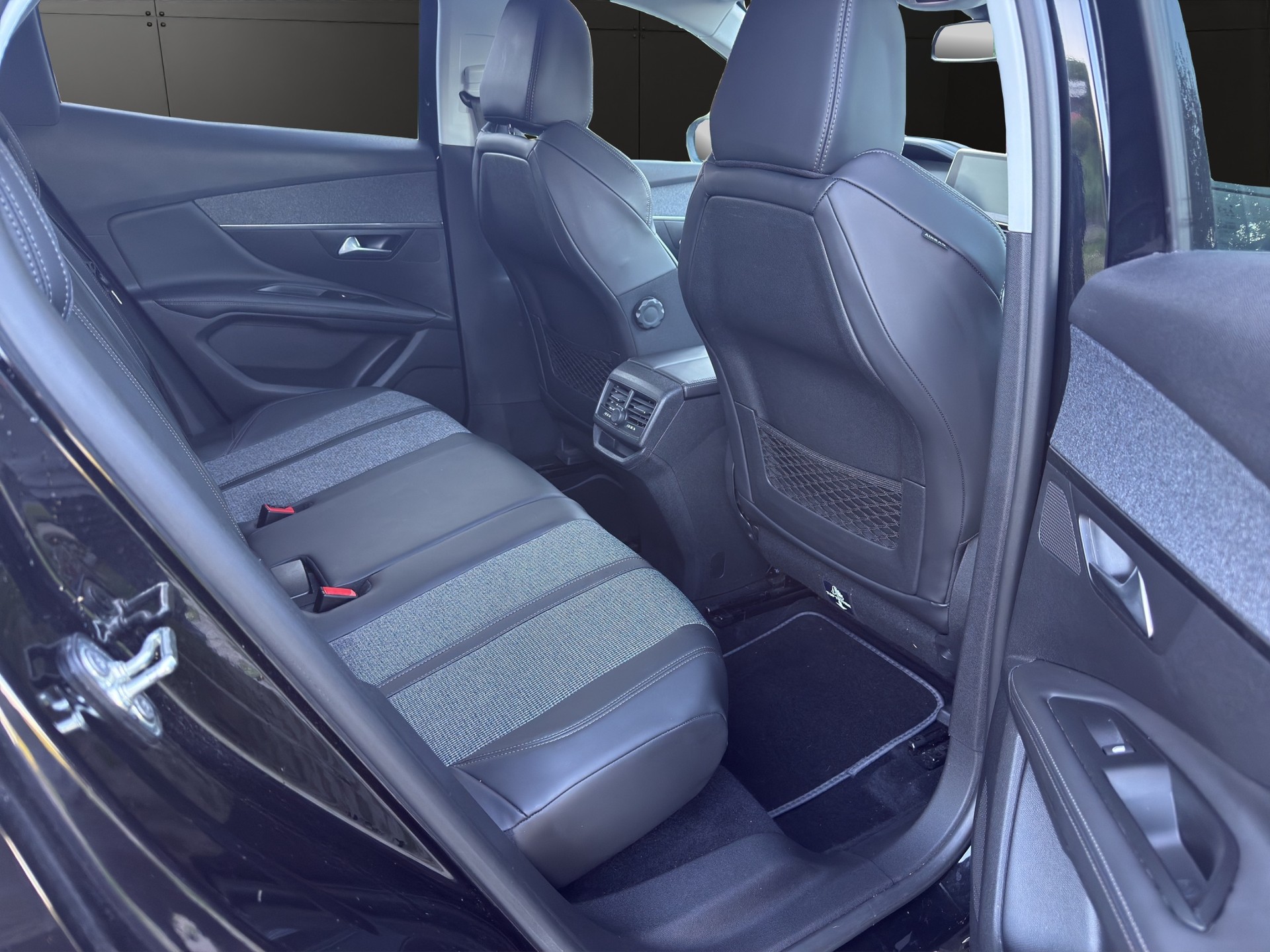 PEUGEOT 3008 1.2 PureTech Business Line EAT-image-13