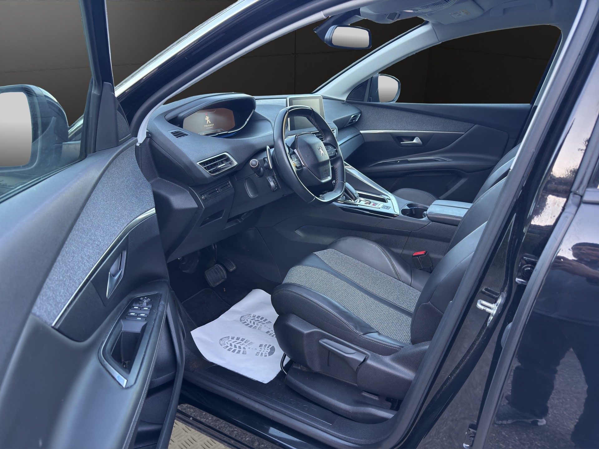 PEUGEOT 3008 1.2 PureTech Business Line EAT-image-10