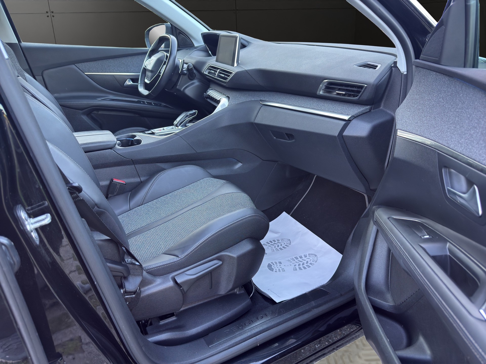 PEUGEOT 3008 1.2 PureTech Business Line EAT-image-12