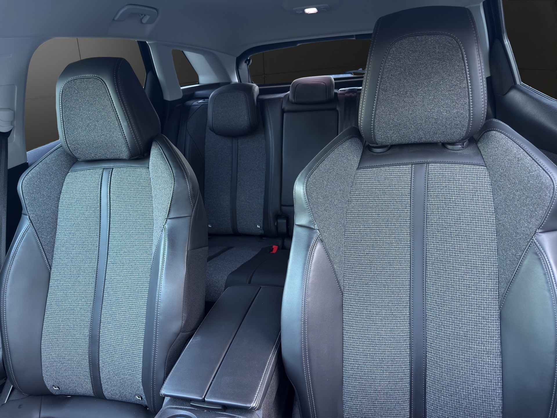 PEUGEOT 3008 1.2 PureTech Business Line EAT-image-14