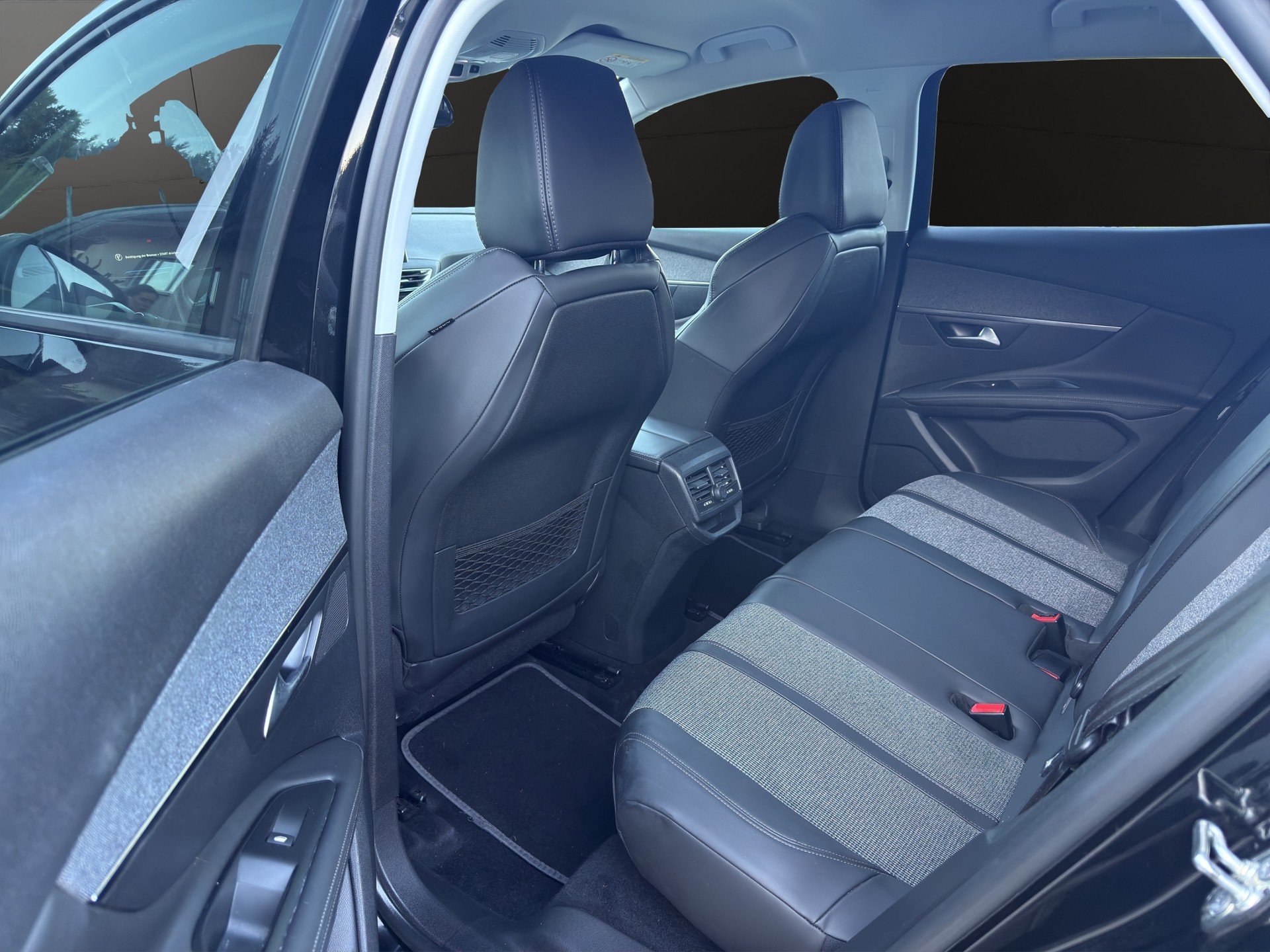 PEUGEOT 3008 1.2 PureTech Business Line EAT-image-11