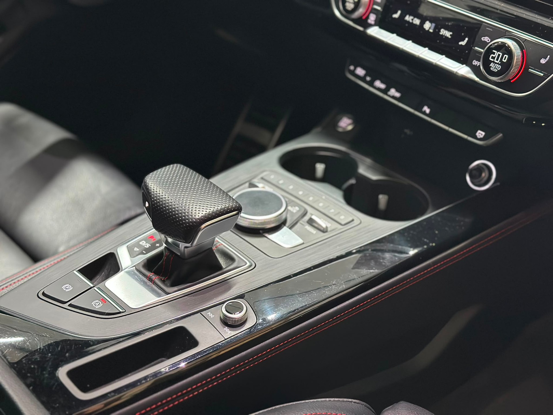 AUDI A4 Avant 2.0 TDI quattro S-tronic-image-13