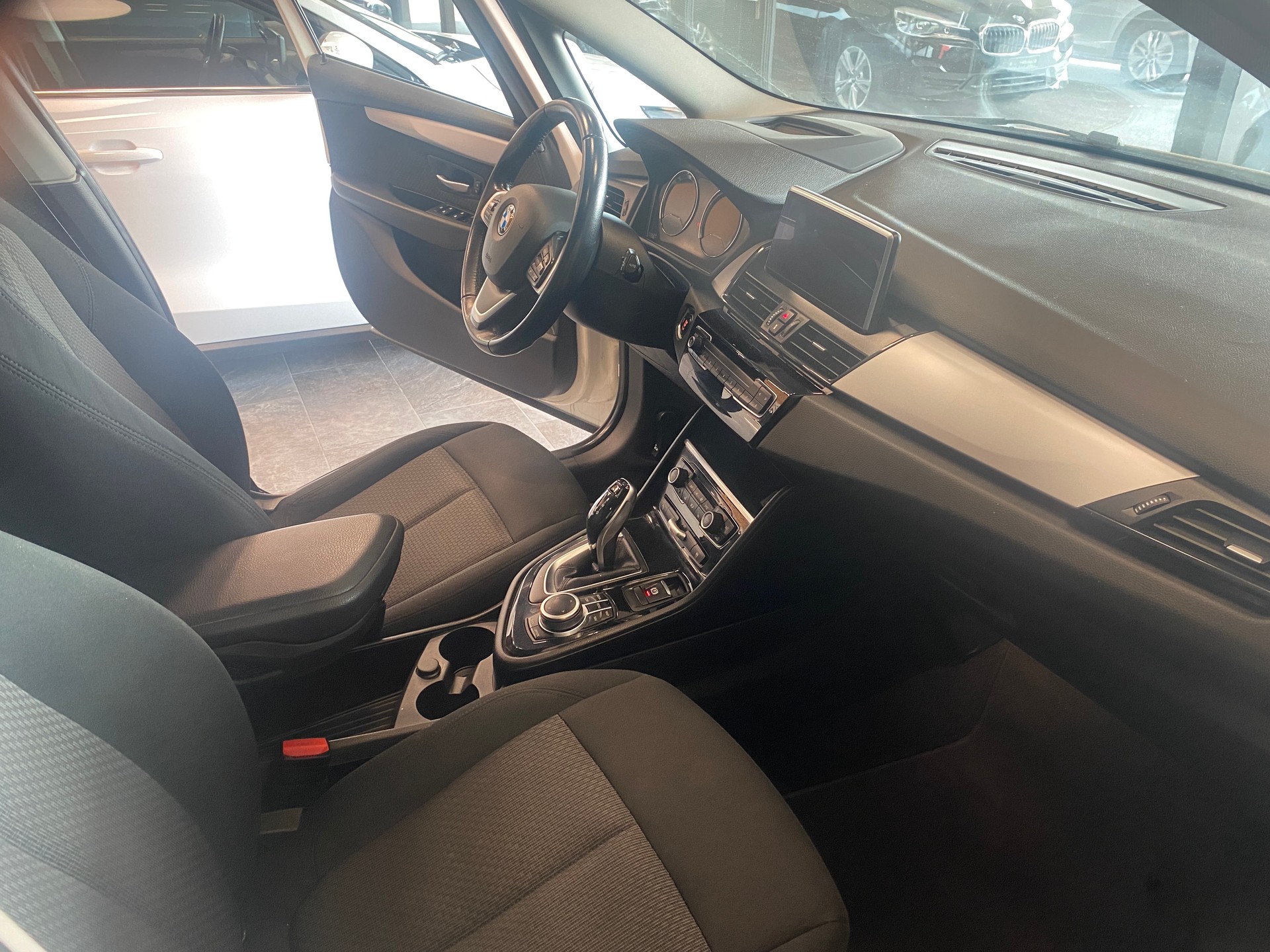 BMW 218d xDrive Gran Tourer Steptronic-image-5