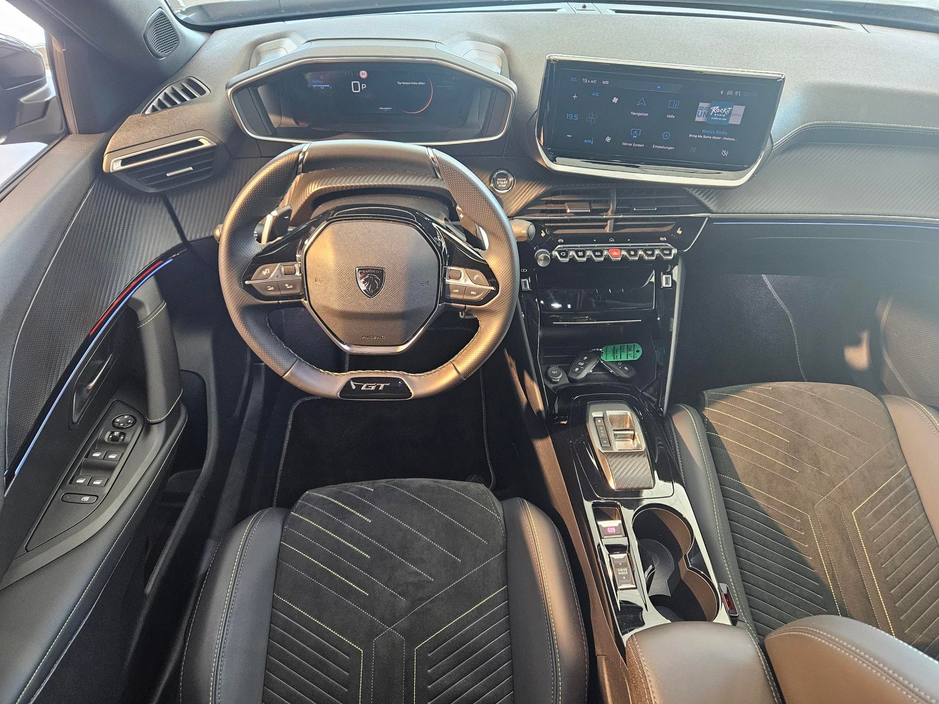PEUGEOT 2008 1.2 Hybrid 145 GT-image-5