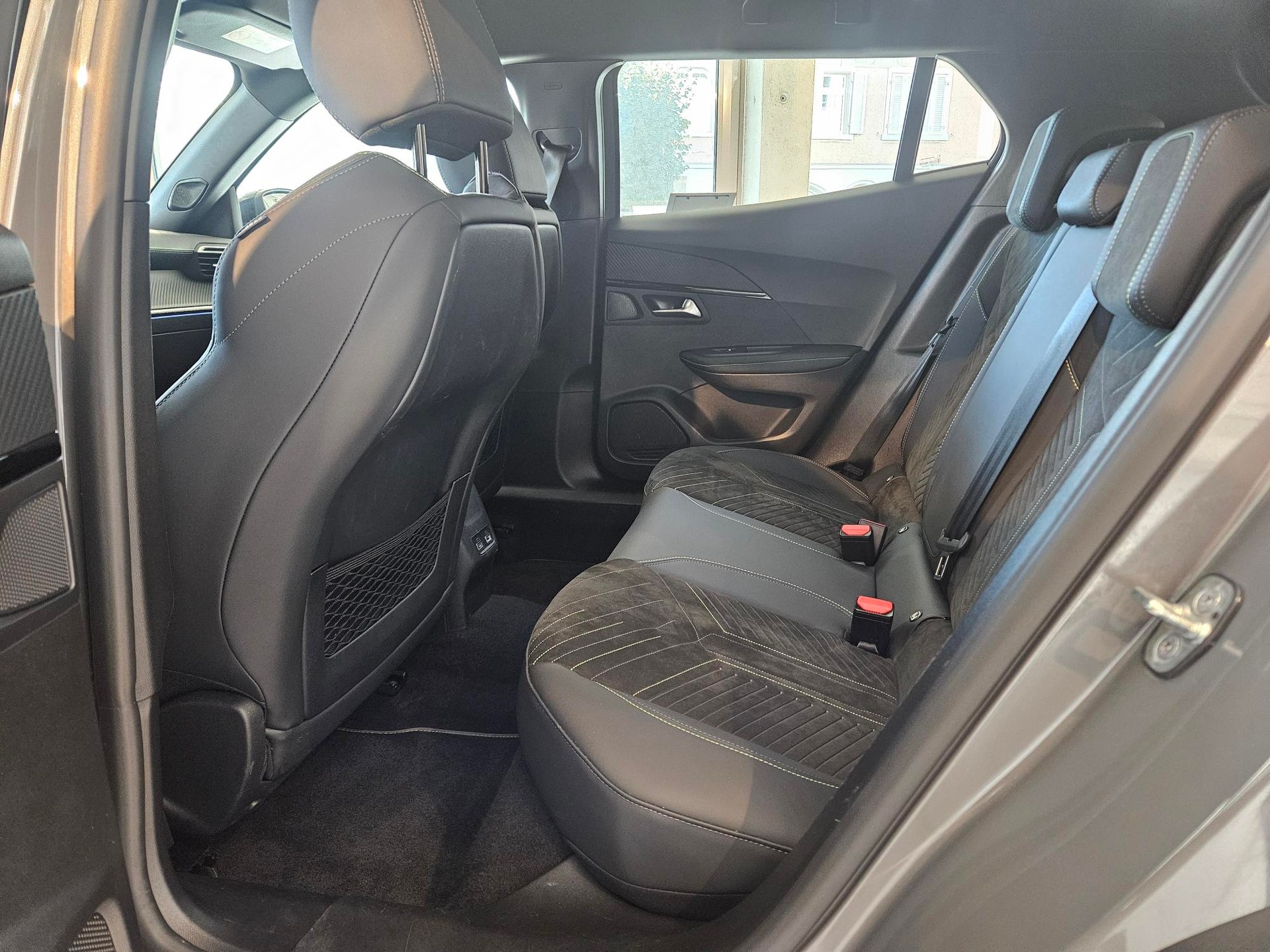 PEUGEOT 2008 1.2 Hybrid 145 GT-image-6