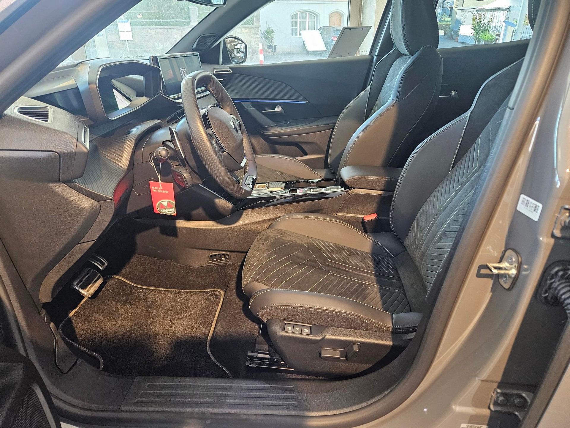 PEUGEOT 2008 1.2 Hybrid 145 GT-image-4