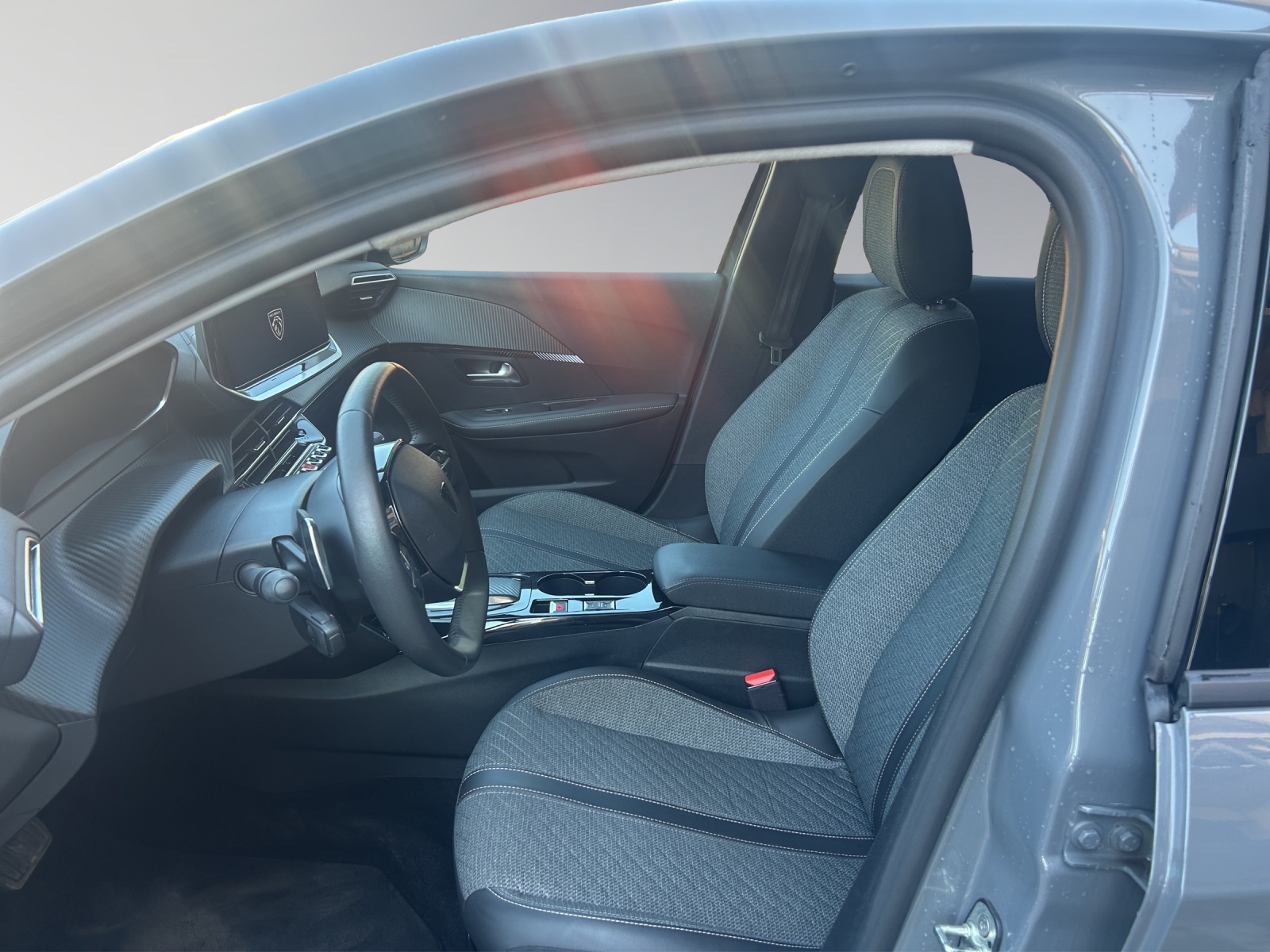 PEUGEOT 208 1.2 PureTech 100 Allure-image-9