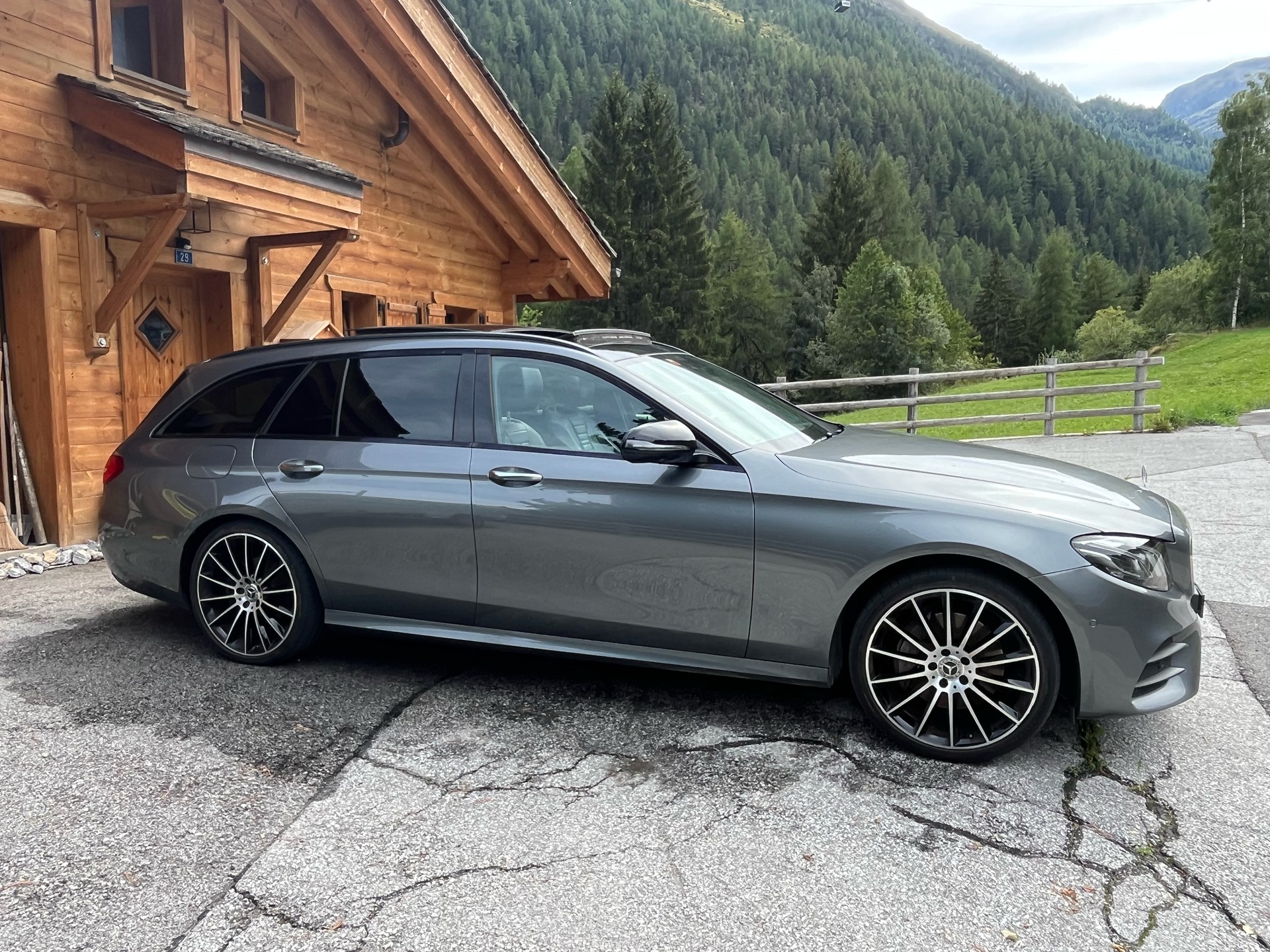 MERCEDES-BENZ E 220 d AMG Line 4matic-image-2