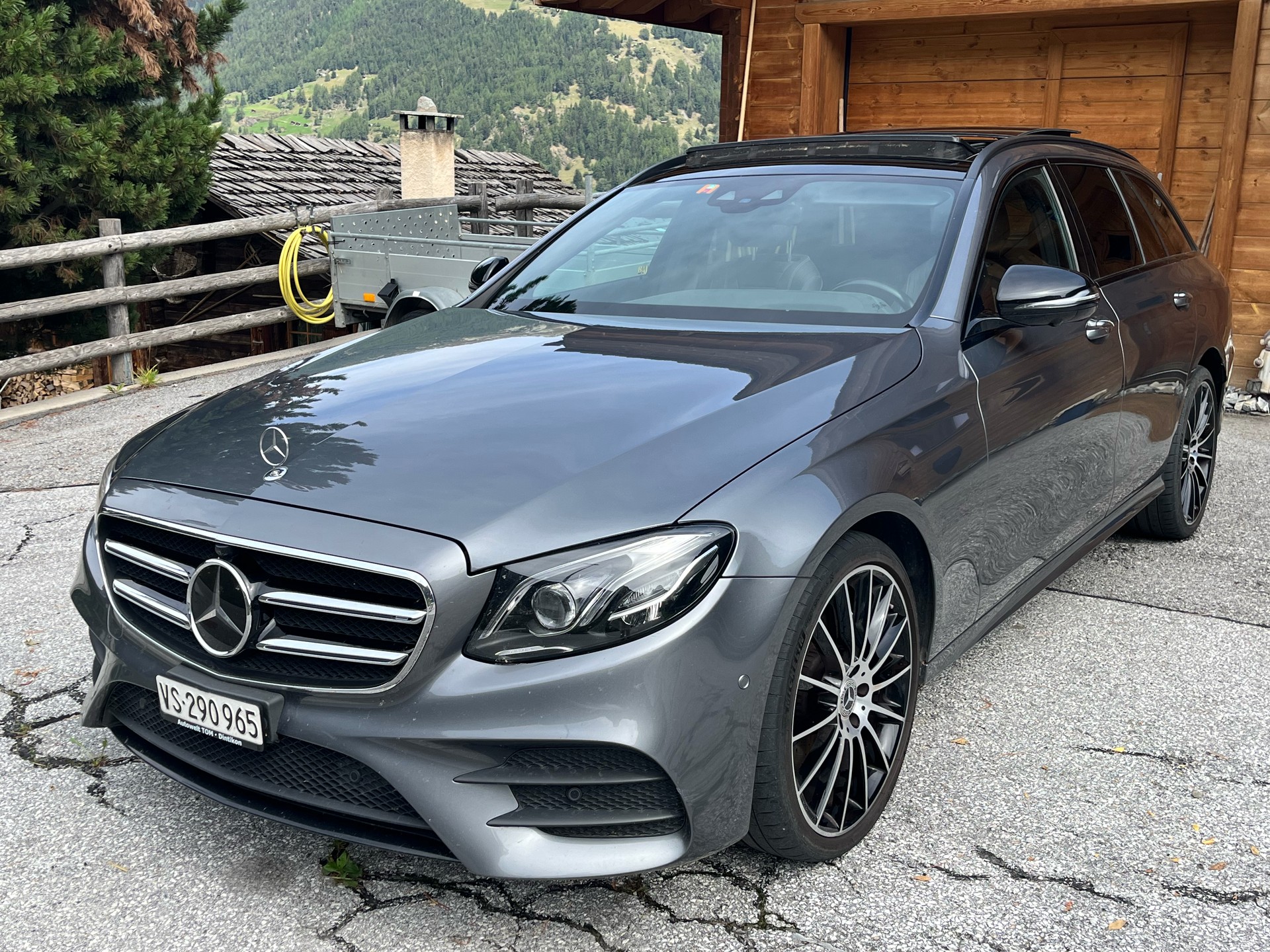 MERCEDES-BENZ E 220 d AMG Line 4matic-image-0