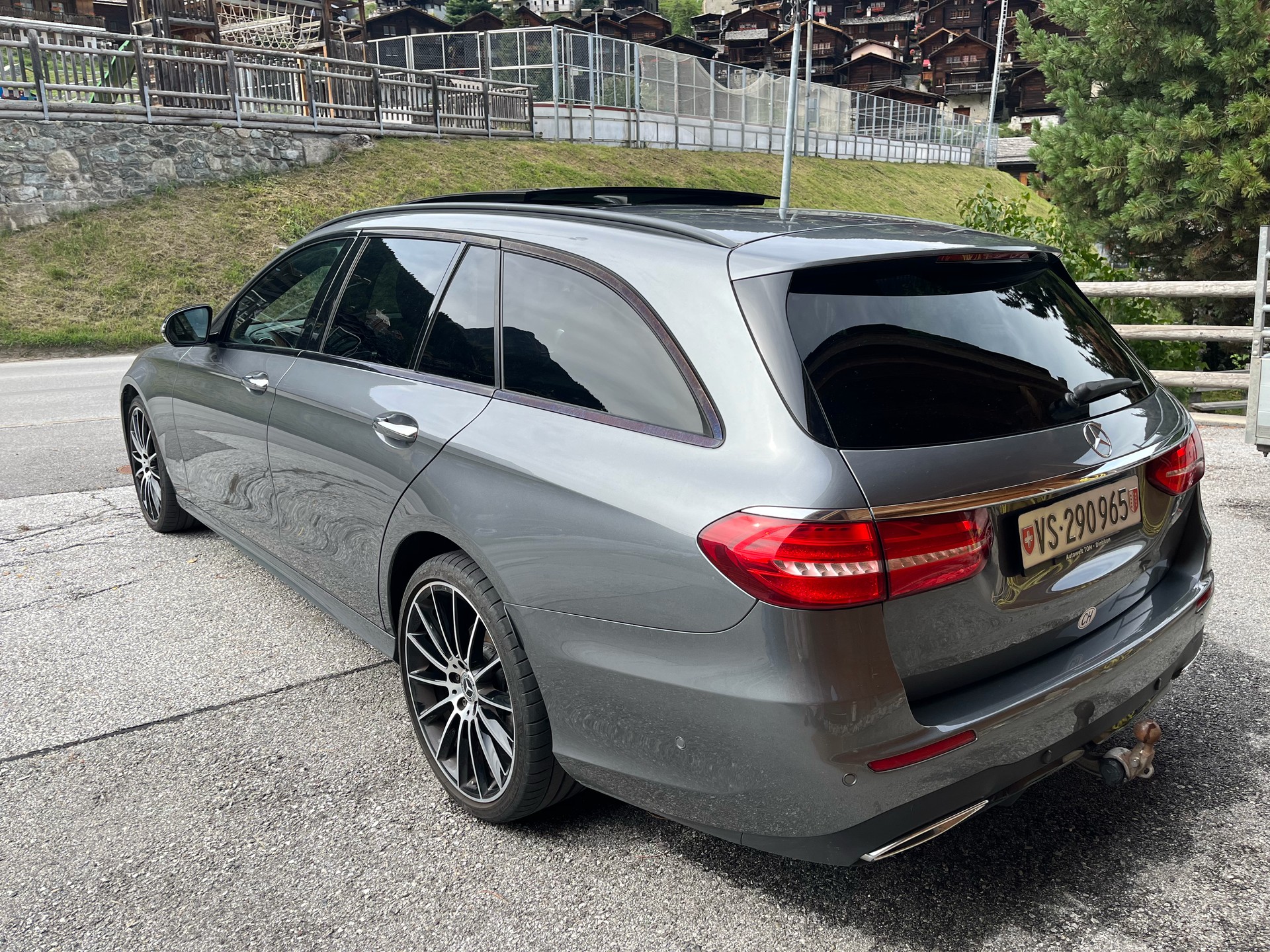 MERCEDES-BENZ E 220 d AMG Line 4matic-image-1