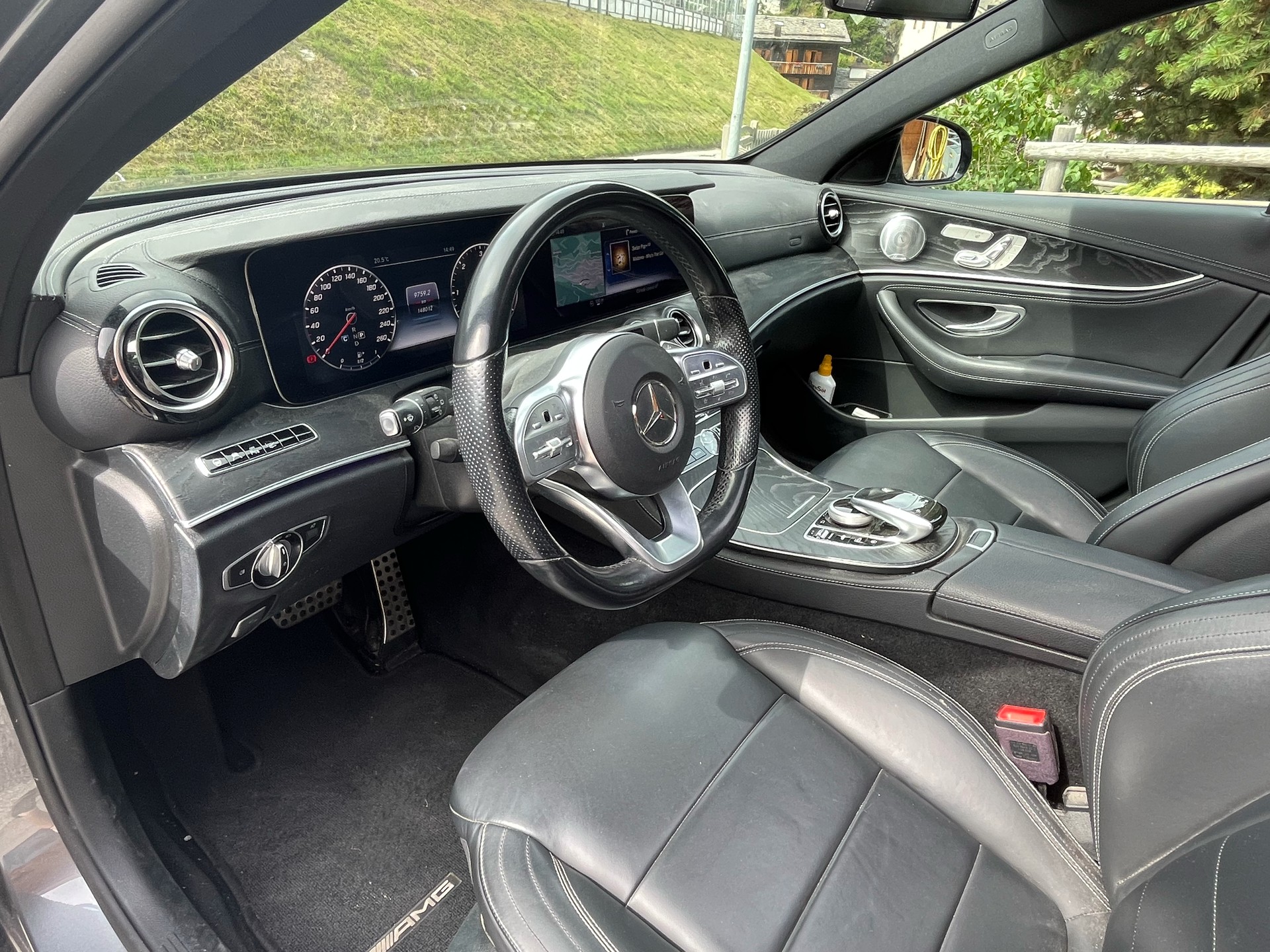 MERCEDES-BENZ E 220 d AMG Line 4matic-image-3