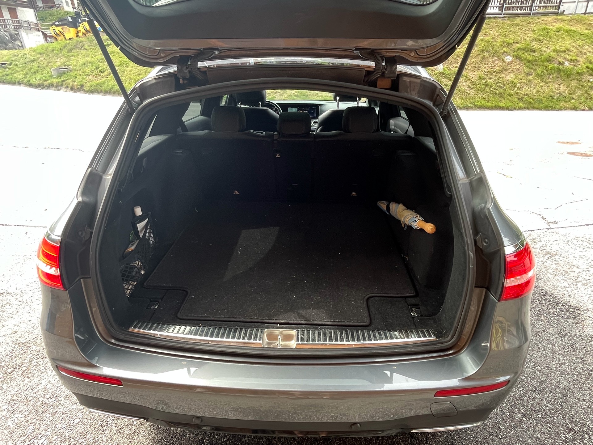 MERCEDES-BENZ E 220 d AMG Line 4matic-image-4