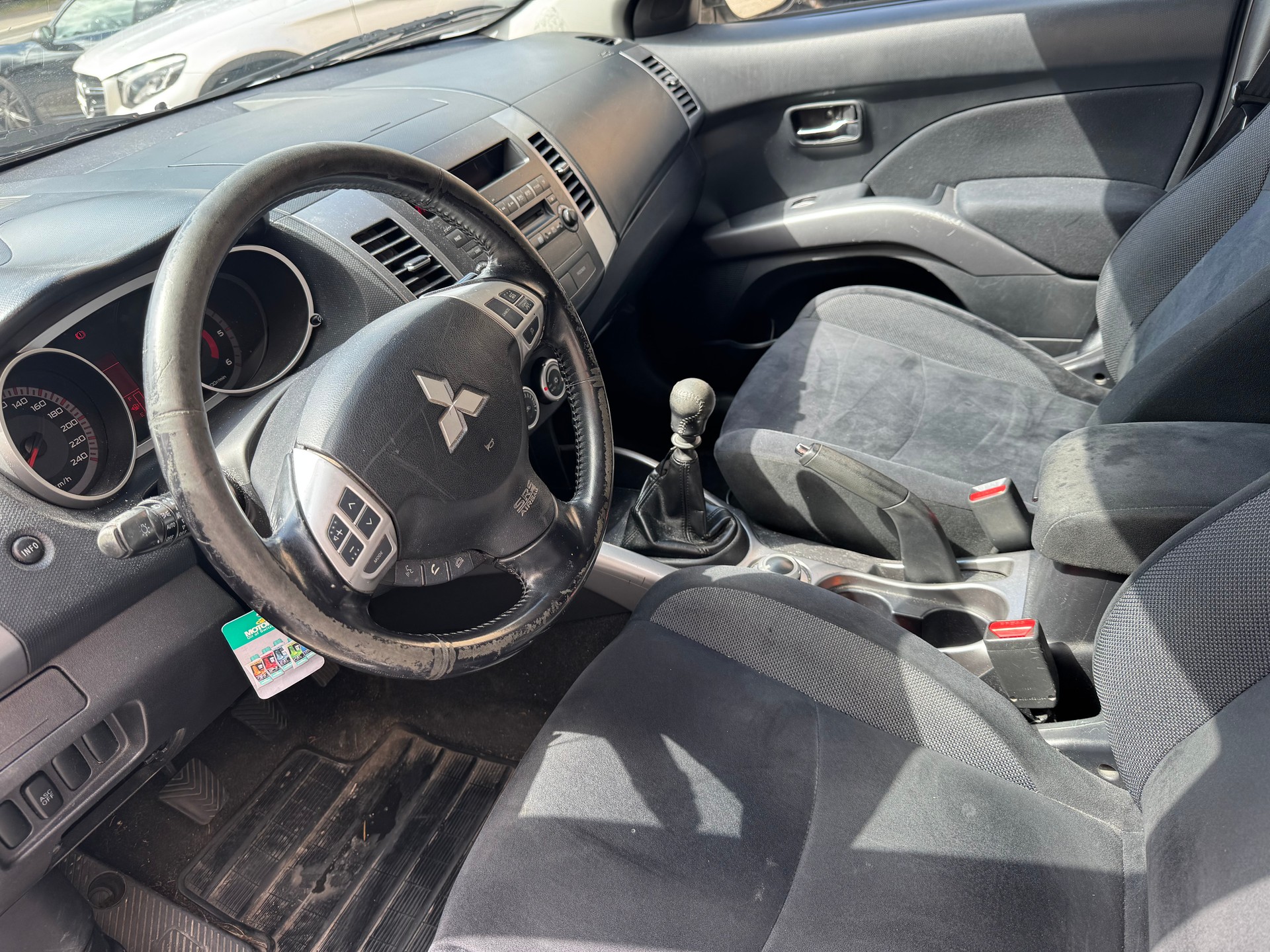 MITSUBISHI Outlander 2.0 DID Intense 4WD-image-4