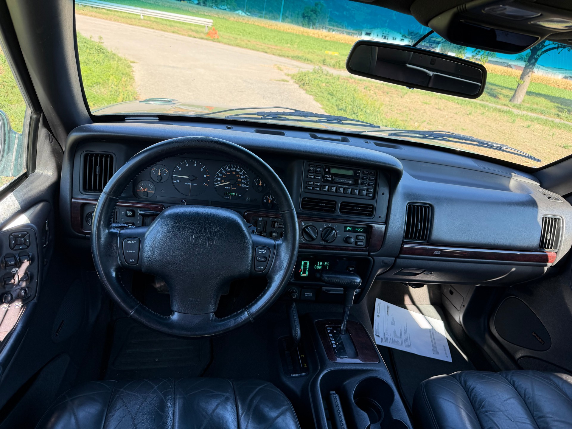 JEEP Grand Cherokee 5.9 Limited LX Automatic-image-6