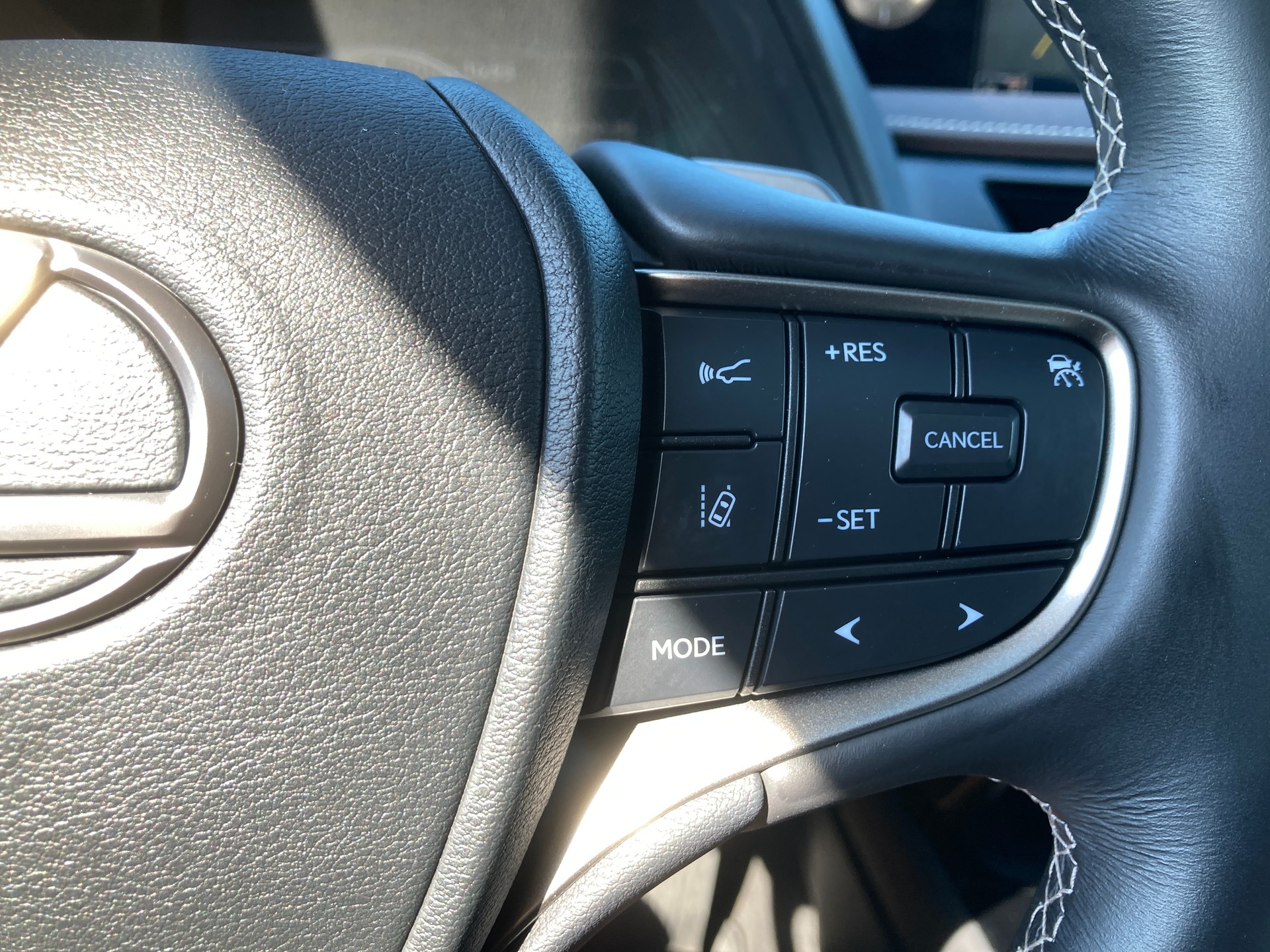 LEXUS UX 300e Excellence Automatic-image-13