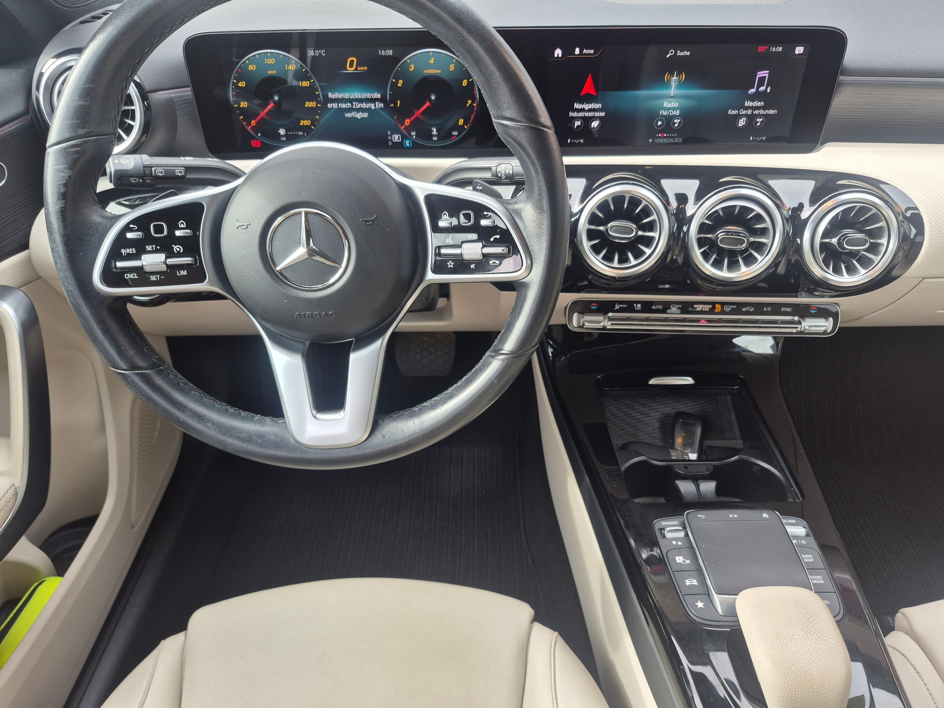 MERCEDES-BENZ A 200-image-10