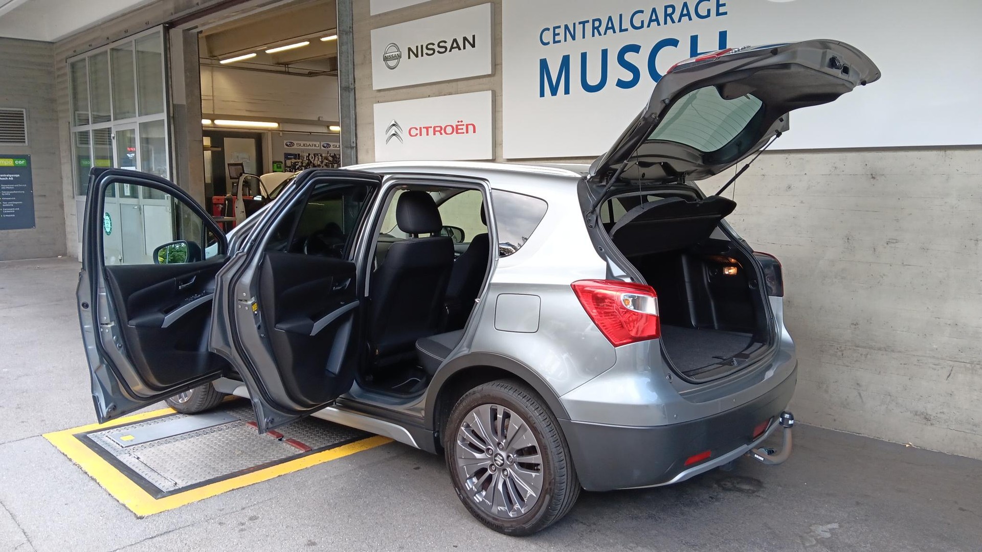 SUZUKI SX4 S-Cross 1.6 TD PizSulai Top 4WD TCSS-image-9
