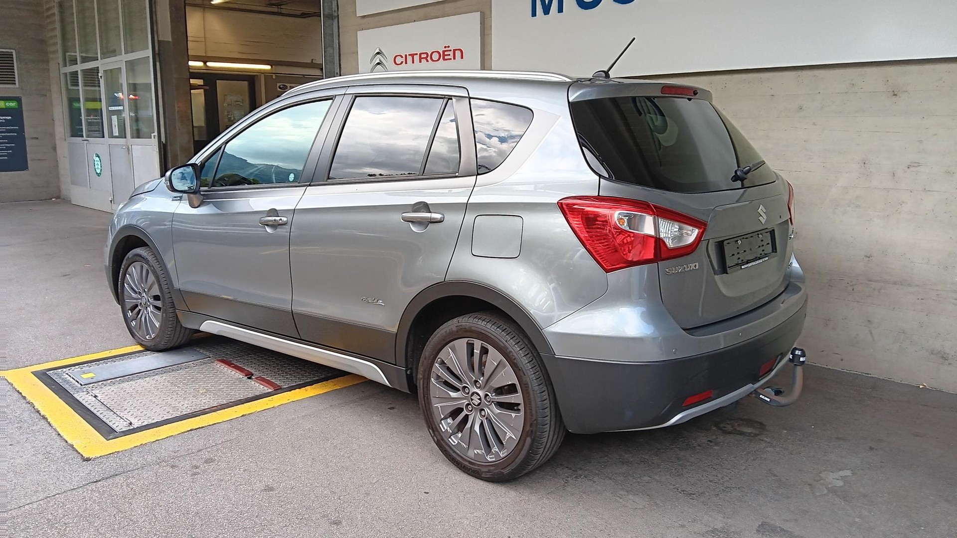 SUZUKI SX4 S-Cross 1.6 TD PizSulai Top 4WD TCSS-image-3