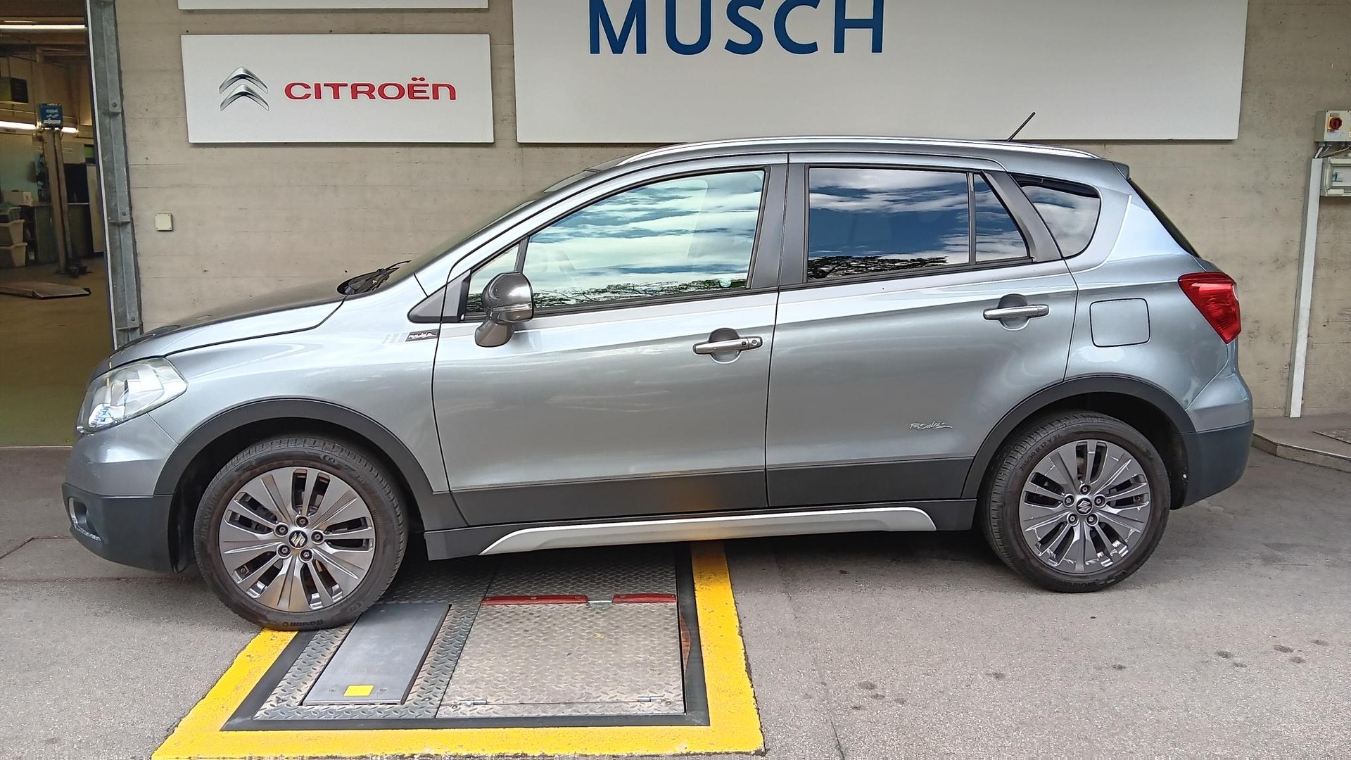 SUZUKI SX4 S-Cross 1.6 TD PizSulai Top 4WD TCSS-image-2