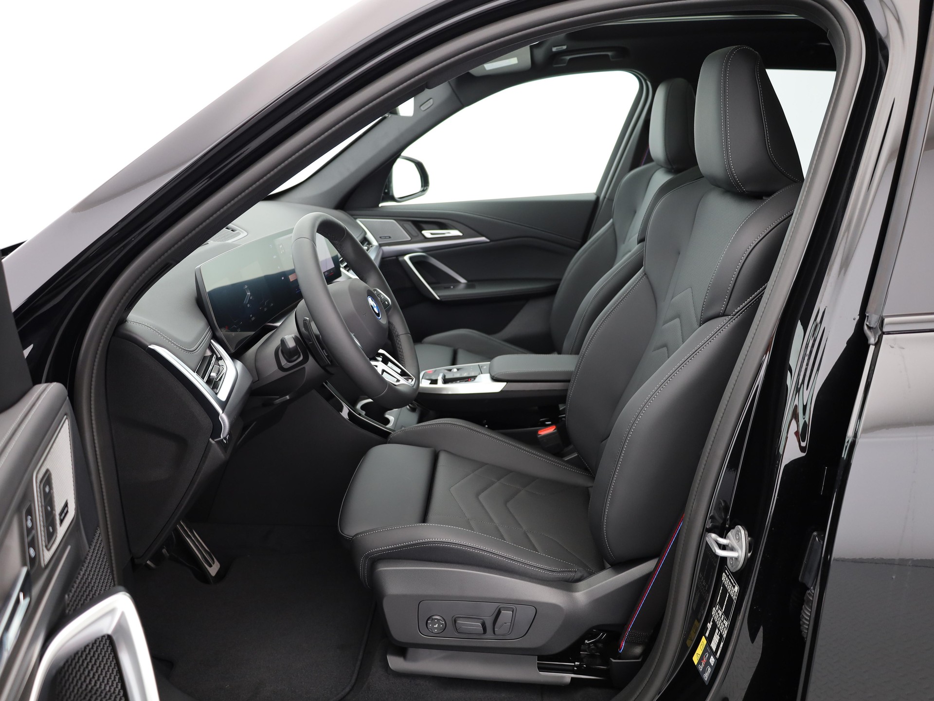 BMW iX1 30 xDrive-image-3