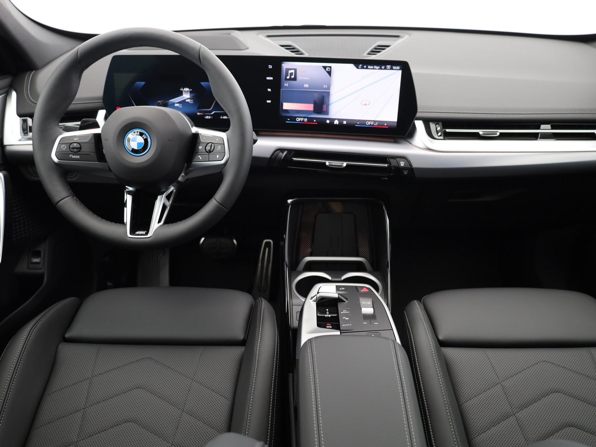 BMW iX1 30 xDrive-image-4