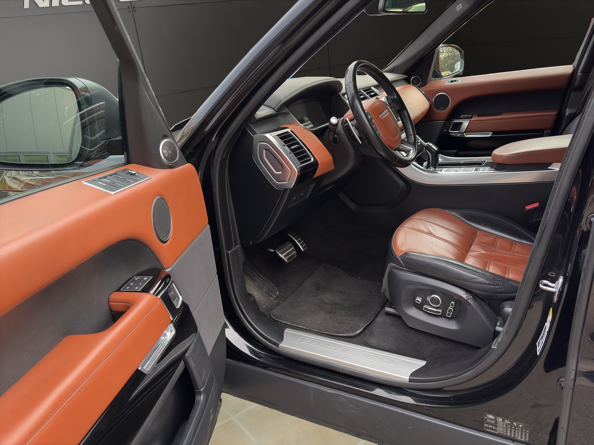 LAND ROVER Range Rover Sport 3.0 SDV6 Autobiography Automatic-image-17