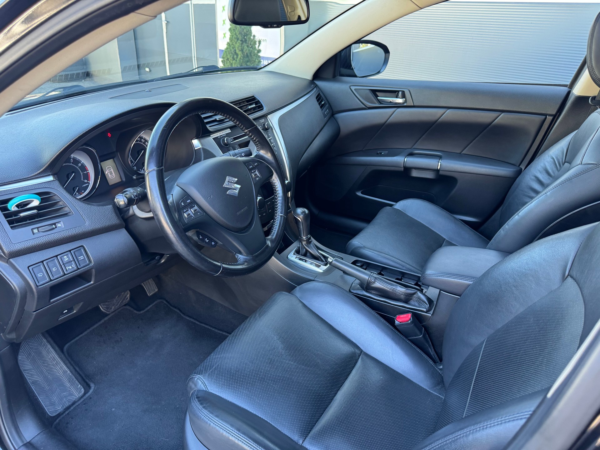 SUZUKI Kizashi 2.4 GL Top 4WD CVT-image-3