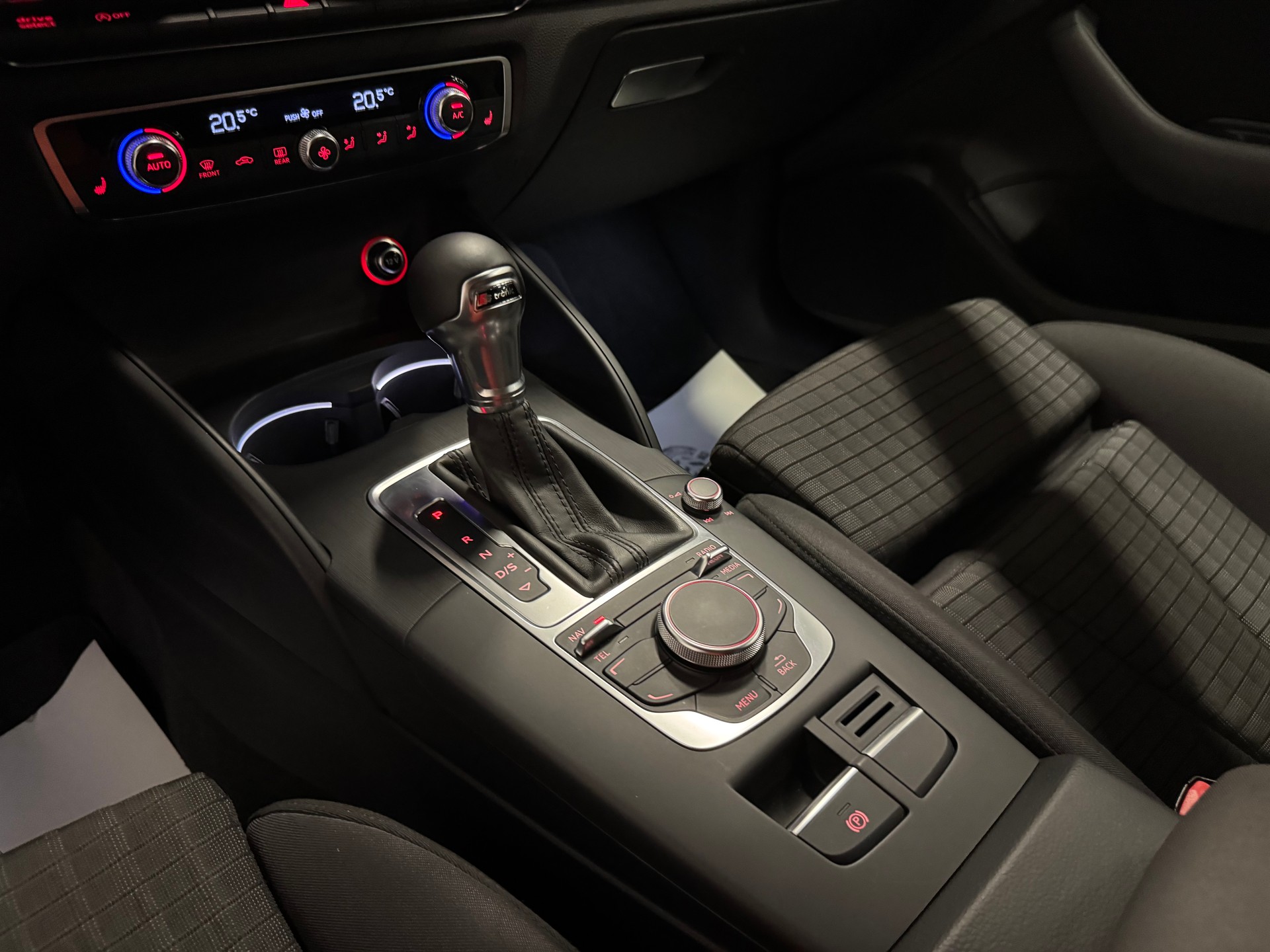 AUDI A3 1.8 TFSI Ambition S-tronic-image-27