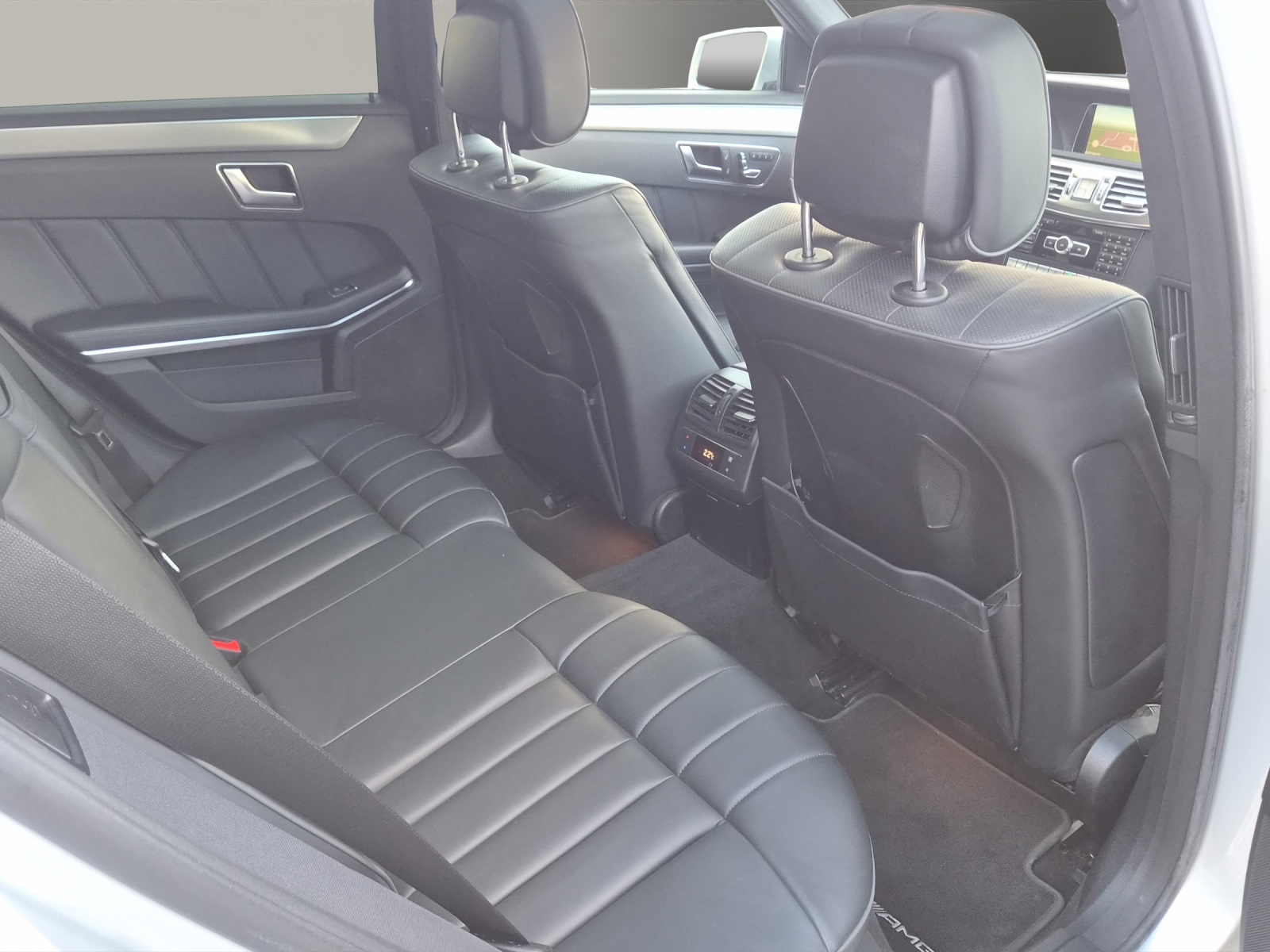 MERCEDES-BENZ E 350 BlueTEC Avantgarde 4Matic AMG Line-image-14