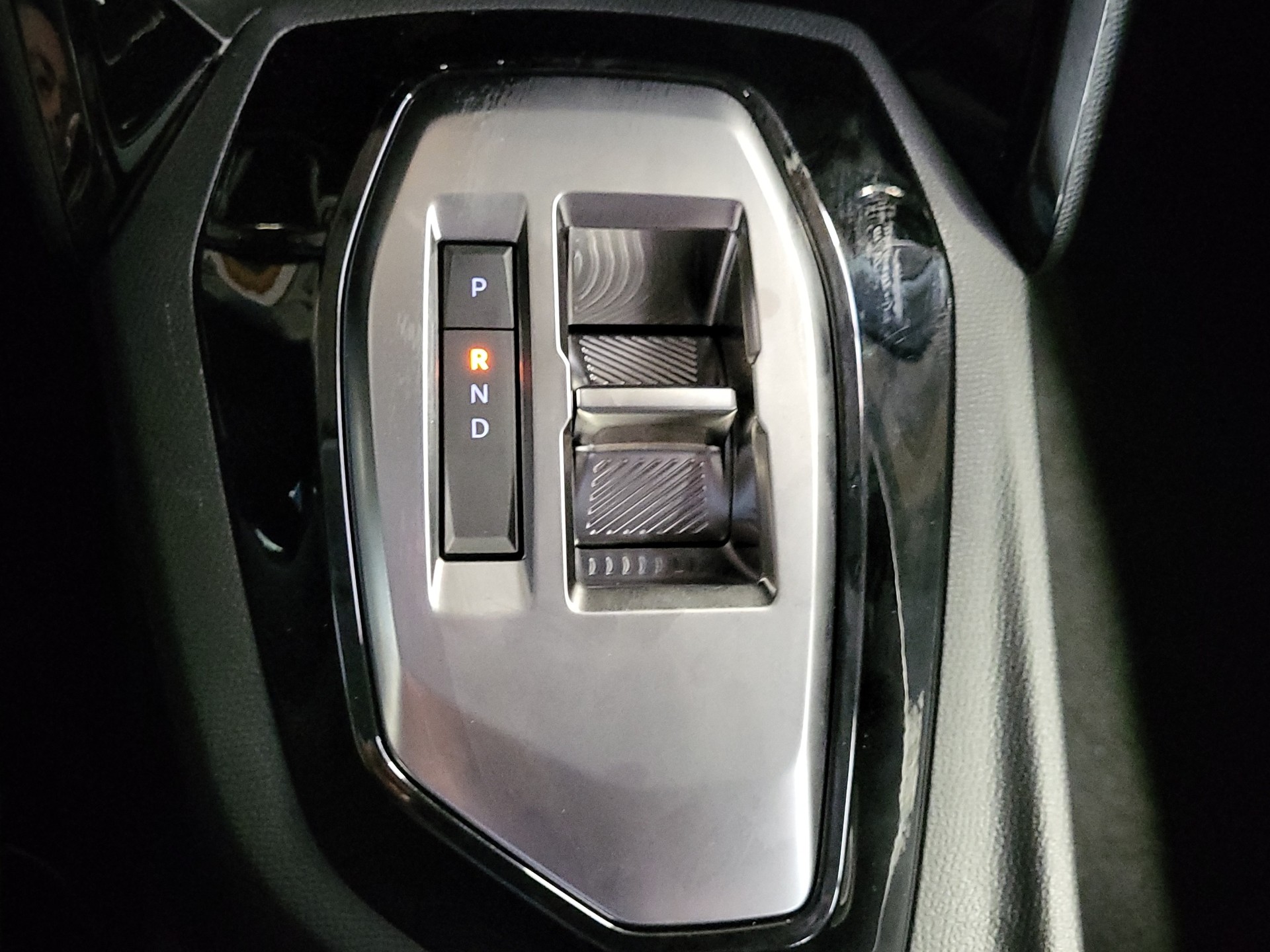PEUGEOT 208 1.2 MHEV Style-image-9